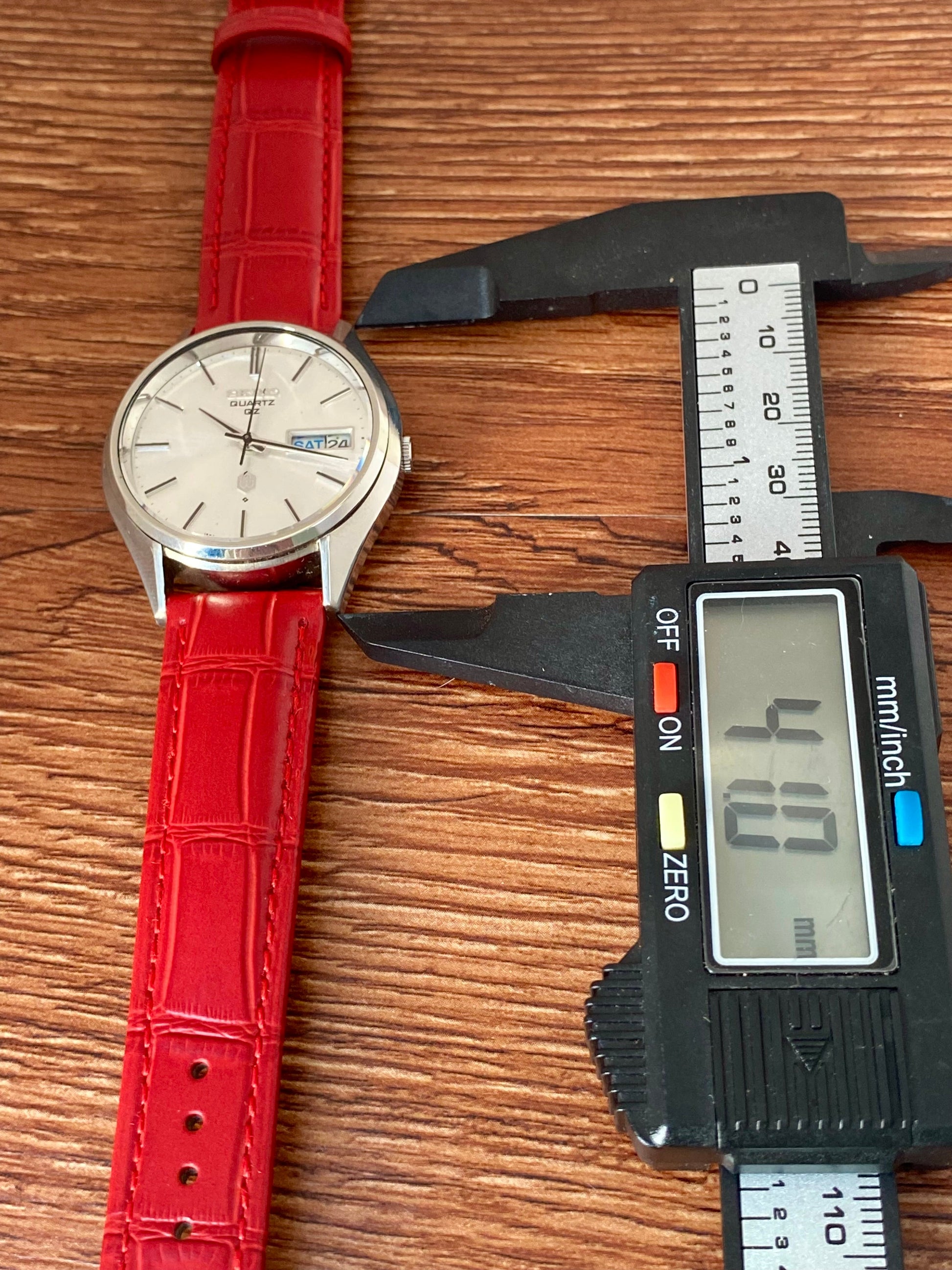 Vintage Seiko Quartz QZ 0923-8000 July 1975 White Sunburst UK VINTAGE WATCH LTD