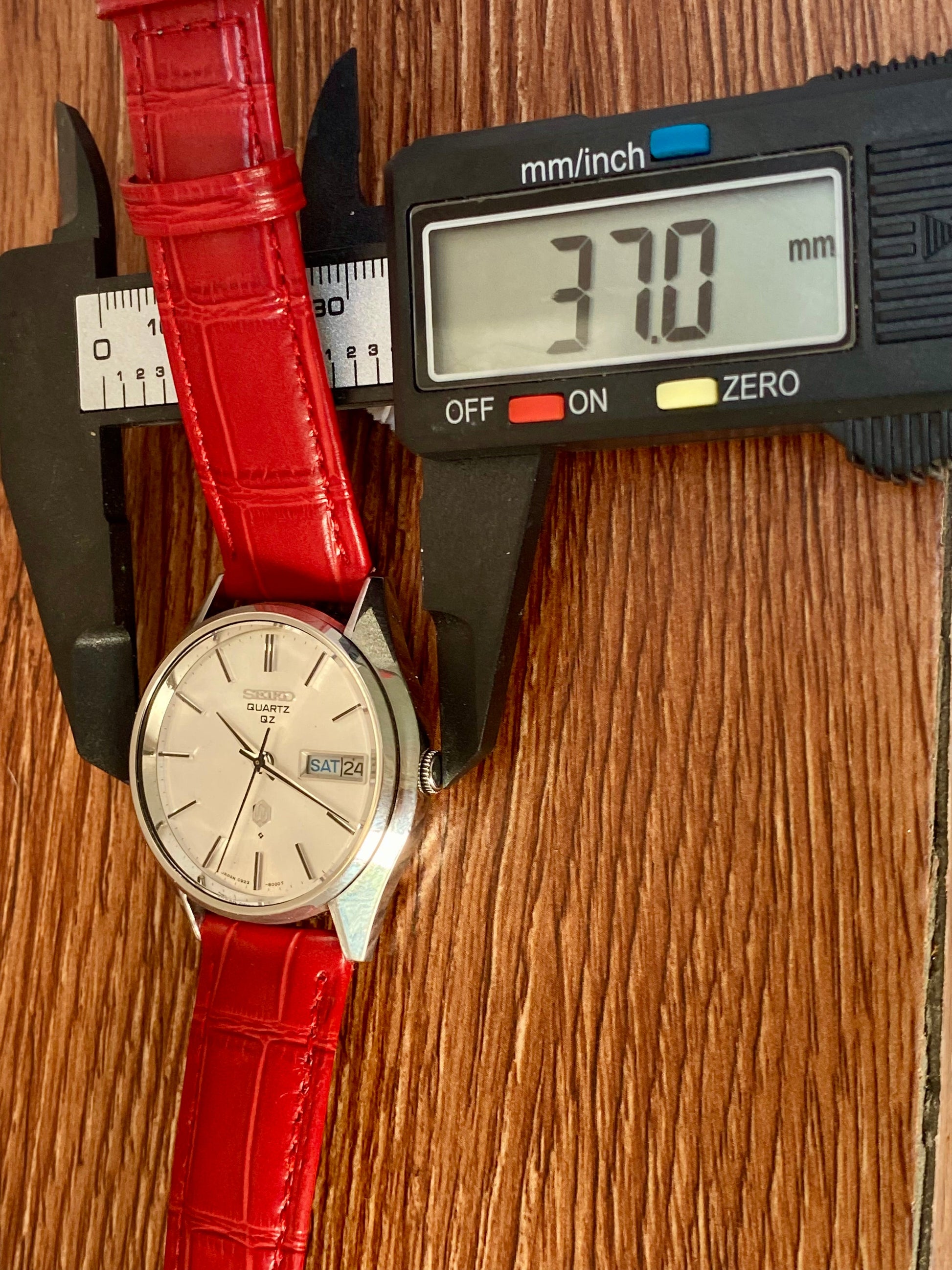 Vintage Seiko Quartz QZ 0923-8000 July 1975 White Sunburst UK VINTAGE WATCH LTD