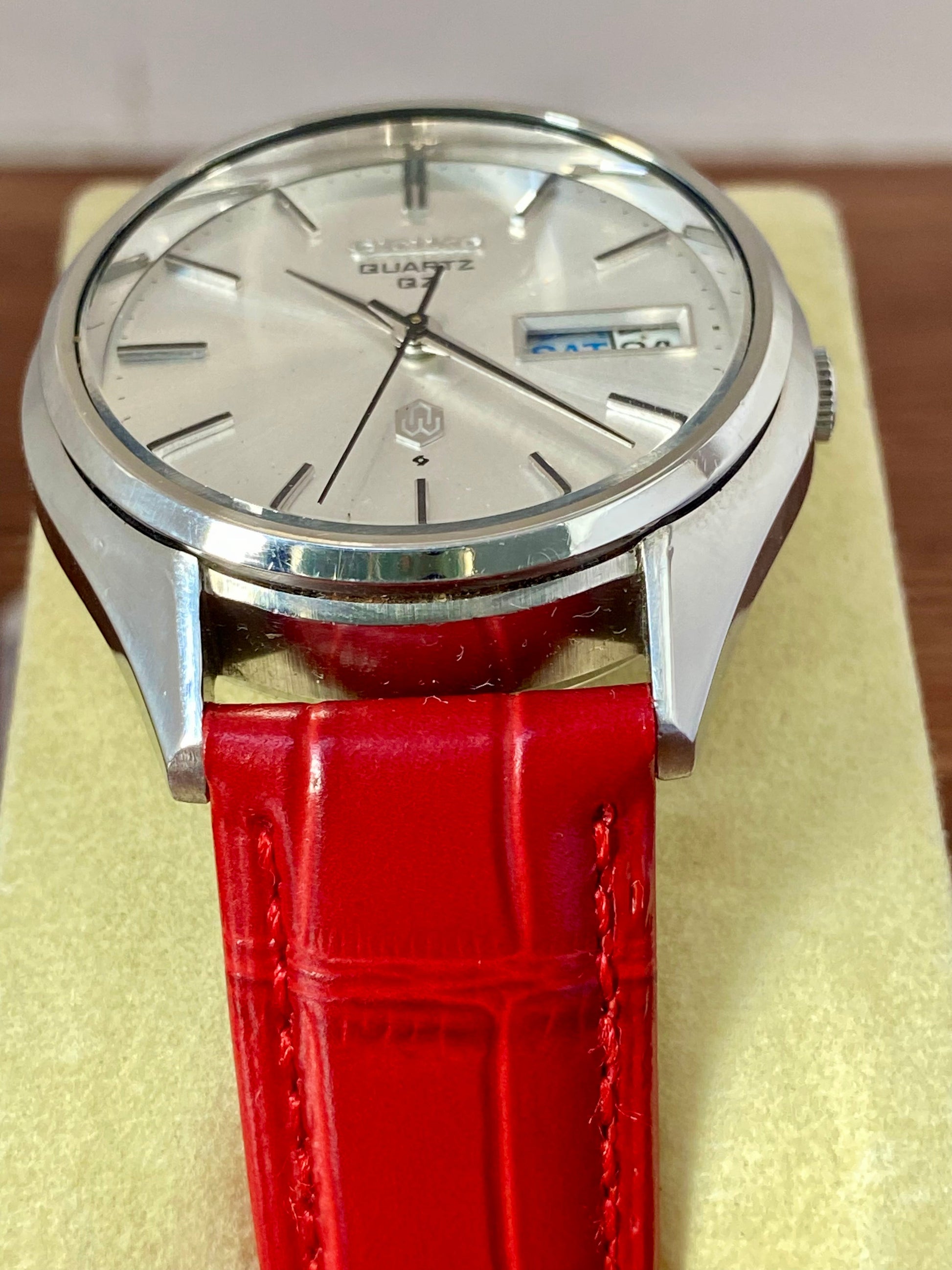 Vintage Seiko Quartz QZ 0923-8000 July 1975 White Sunburst UK VINTAGE WATCH LTD
