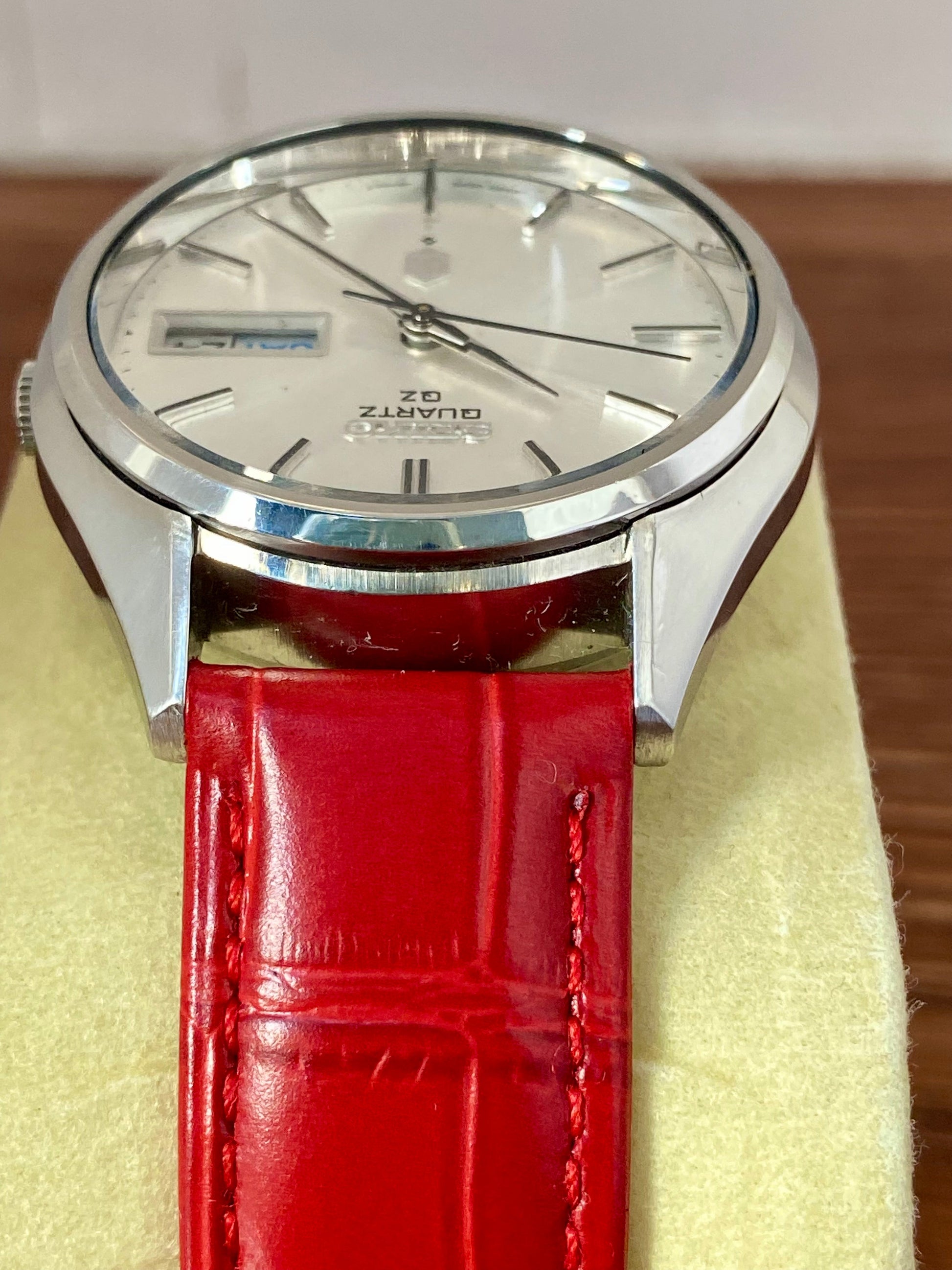 Vintage Seiko Quartz QZ 0923-8000 July 1975 White Sunburst UK VINTAGE WATCH LTD