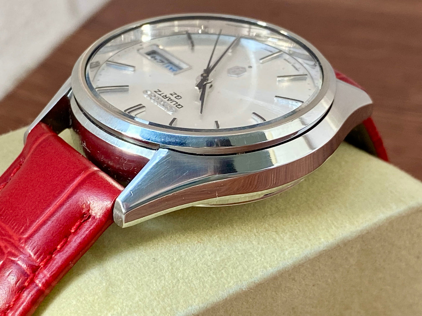 Vintage Seiko Quartz QZ 0923-8000 July 1975 White Sunburst UK VINTAGE WATCH LTD