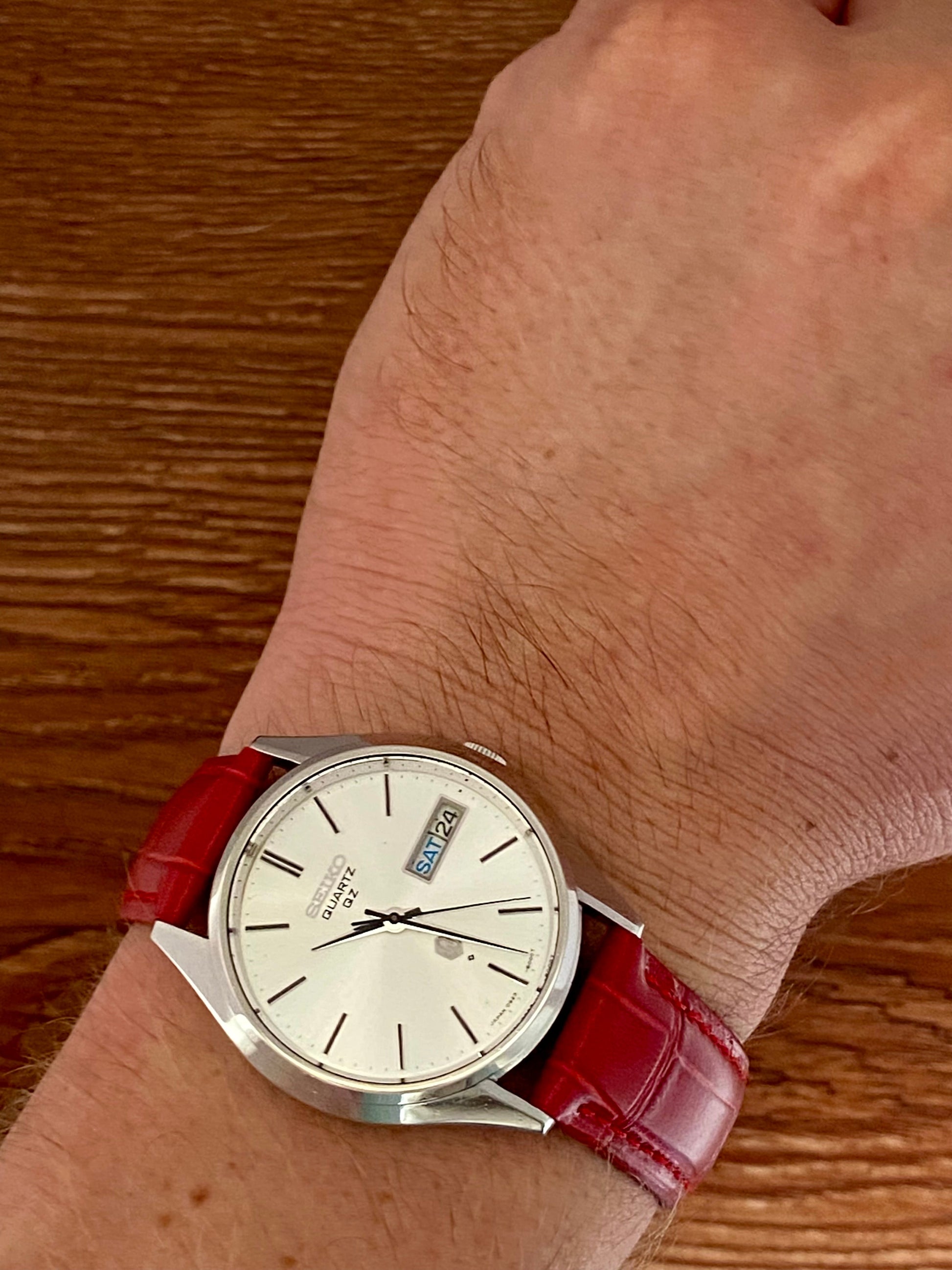 Vintage Seiko Quartz QZ 0923-8000 July 1975 White Sunburst UK VINTAGE WATCH LTD