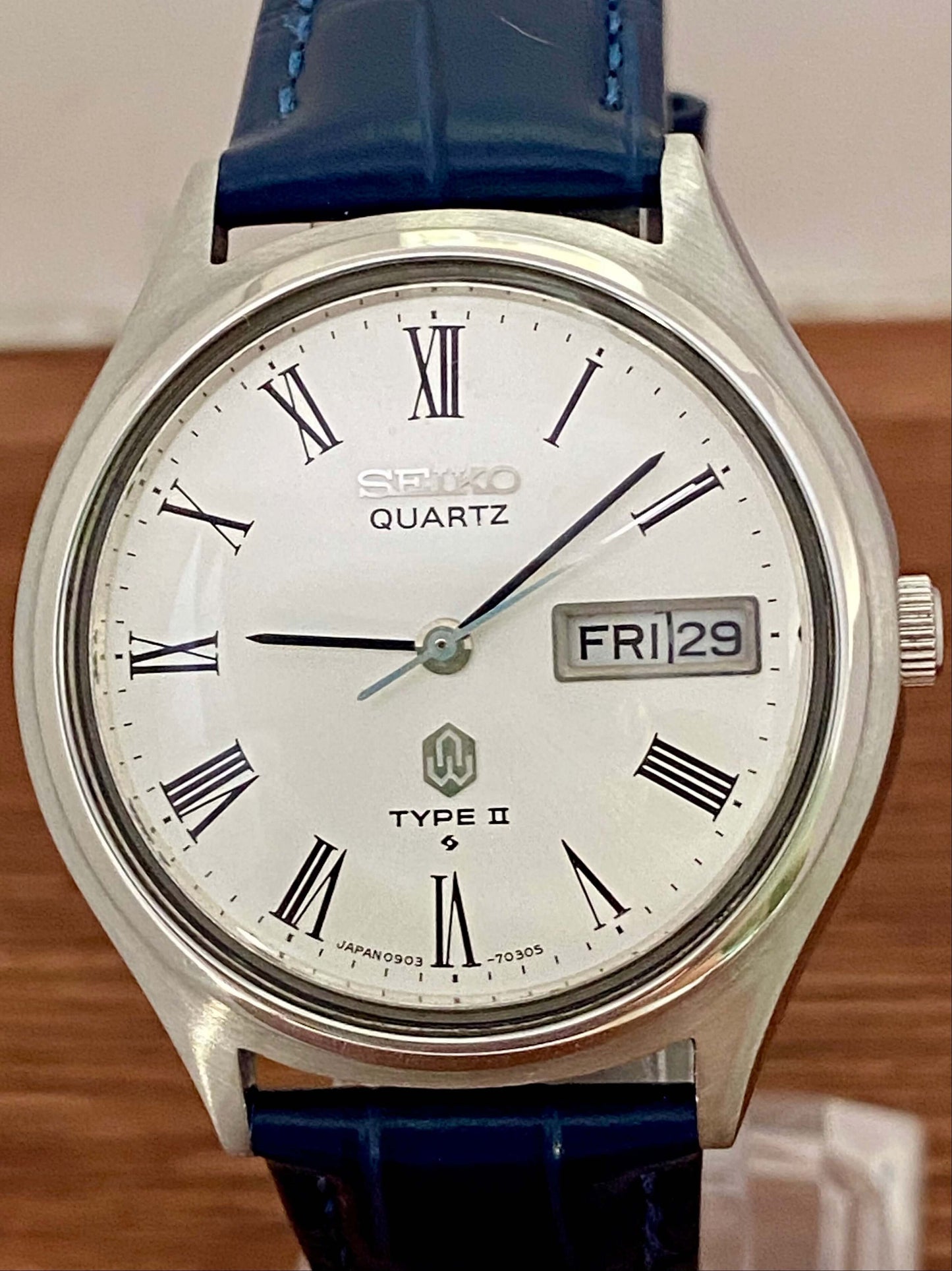 Vintage Seiko Quartz 0903-7030 Roman Dial, October 1976 UK VINTAGE WATCH LTD