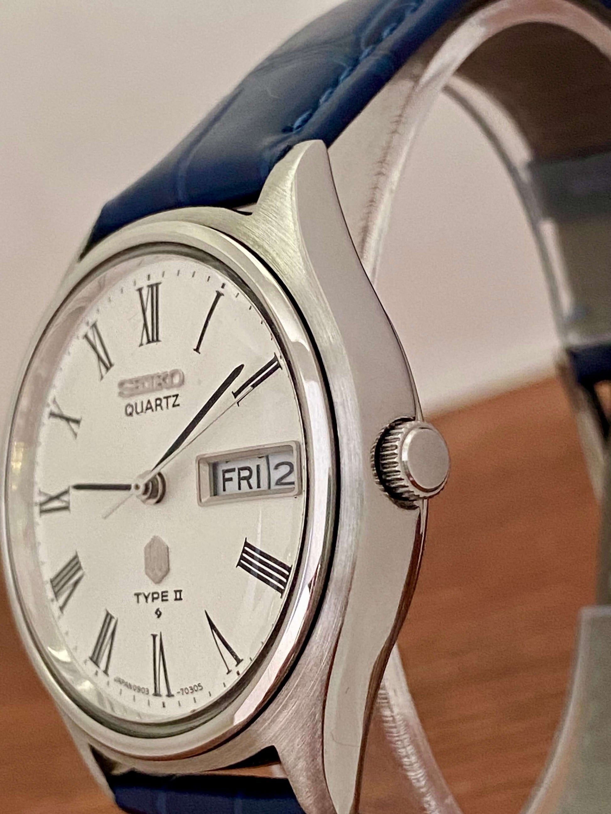 Vintage Seiko Quartz 0903-7030 Roman Dial, October 1976 UK VINTAGE WATCH LTD