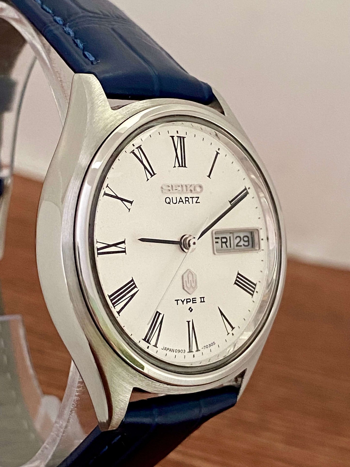 Vintage Seiko Quartz 0903-7030 Roman Dial, October 1976 UK VINTAGE WATCH LTD