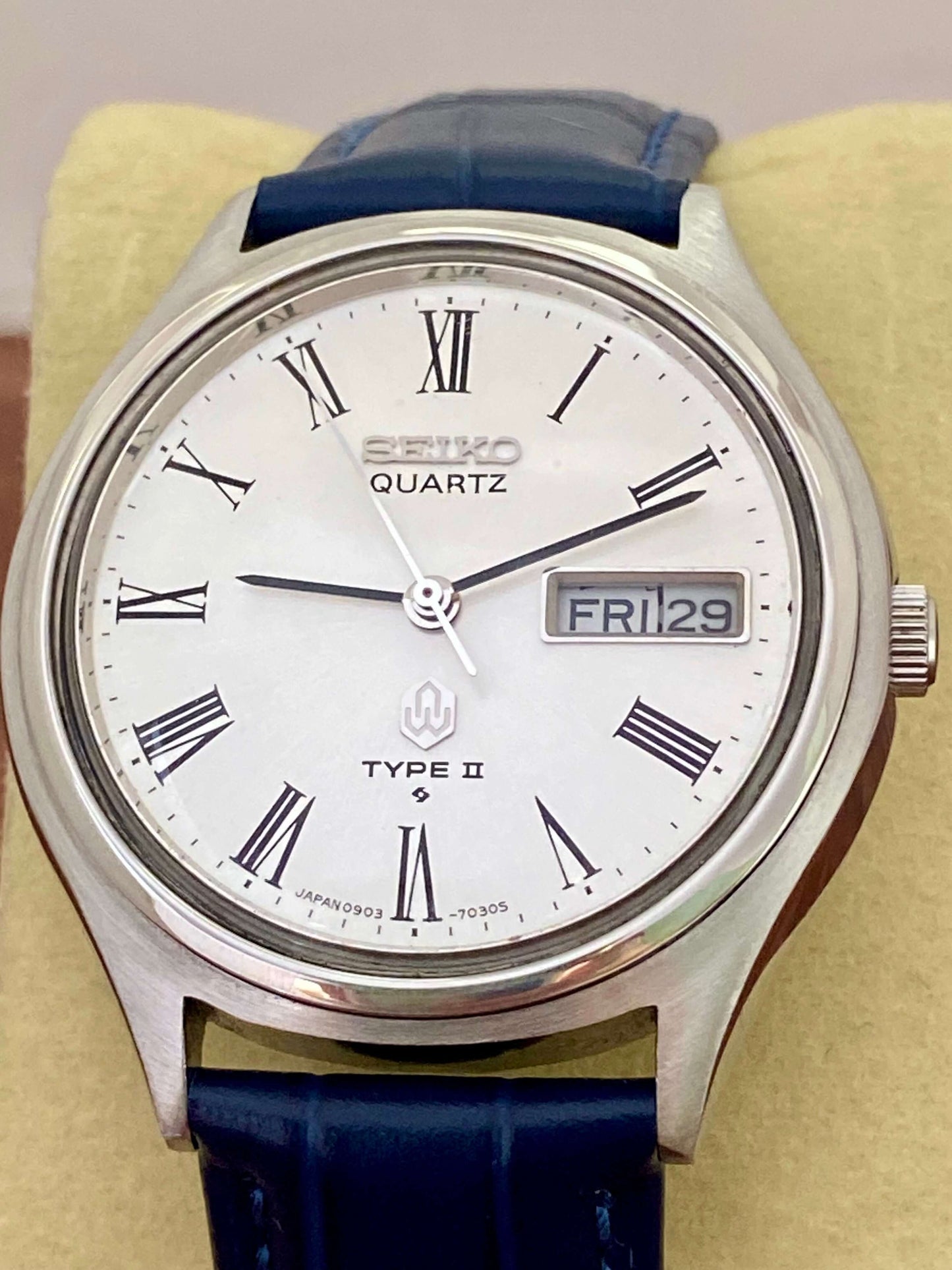 Vintage Seiko Quartz 0903-7030 Roman Dial, October 1976 UK VINTAGE WATCH LTD