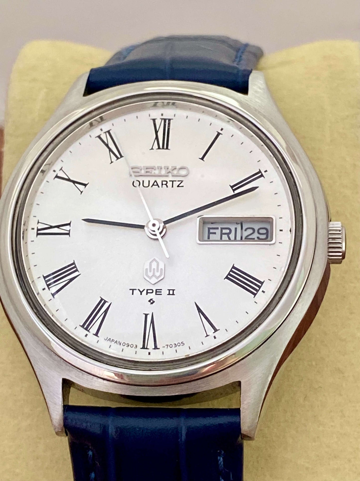 Vintage Seiko Quartz 0903-7030 Roman Dial, October 1976 UK VINTAGE WATCH LTD