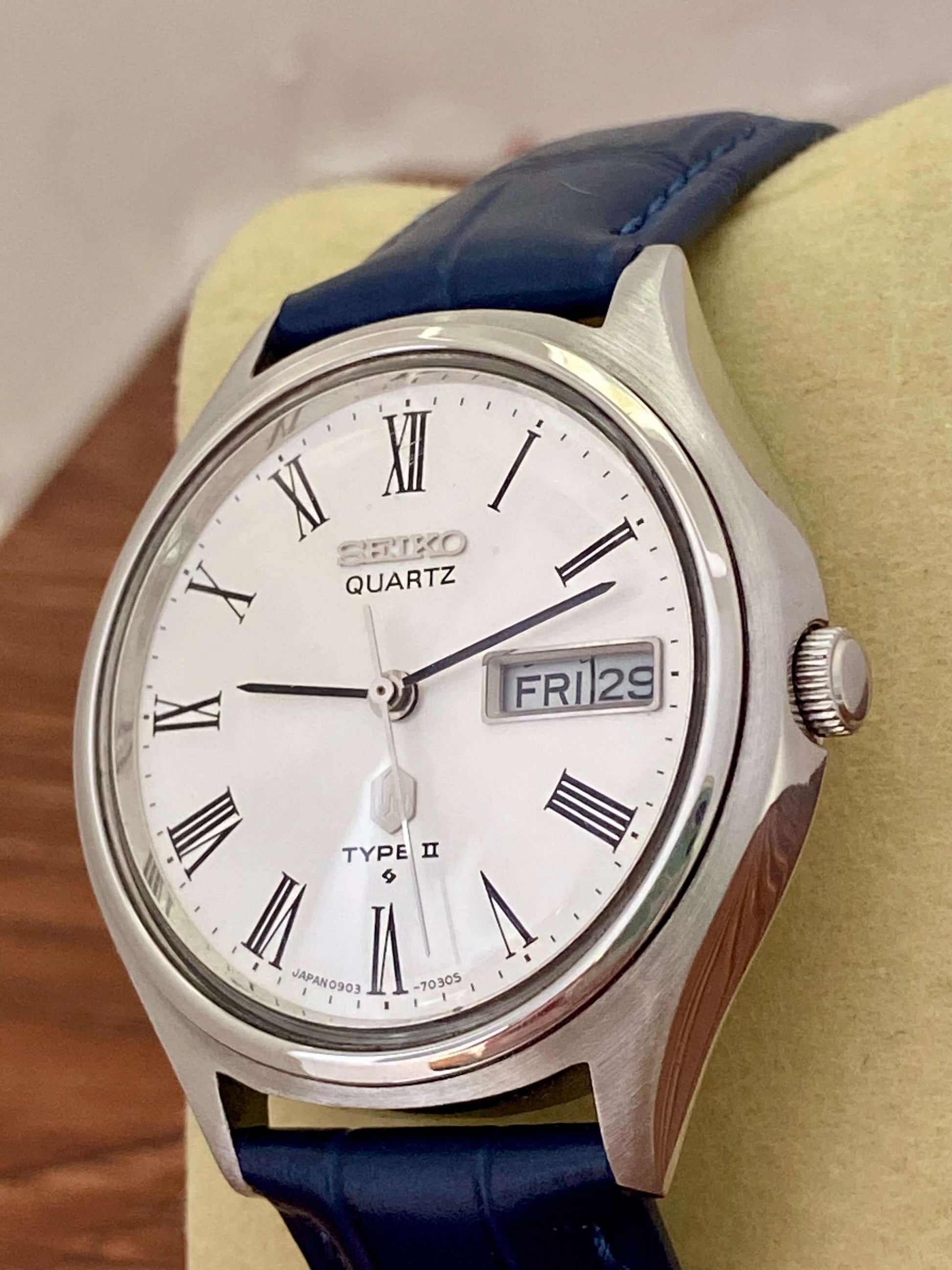Vintage Seiko Quartz 0903-7030 Roman Dial, October 1976 UK VINTAGE WATCH LTD