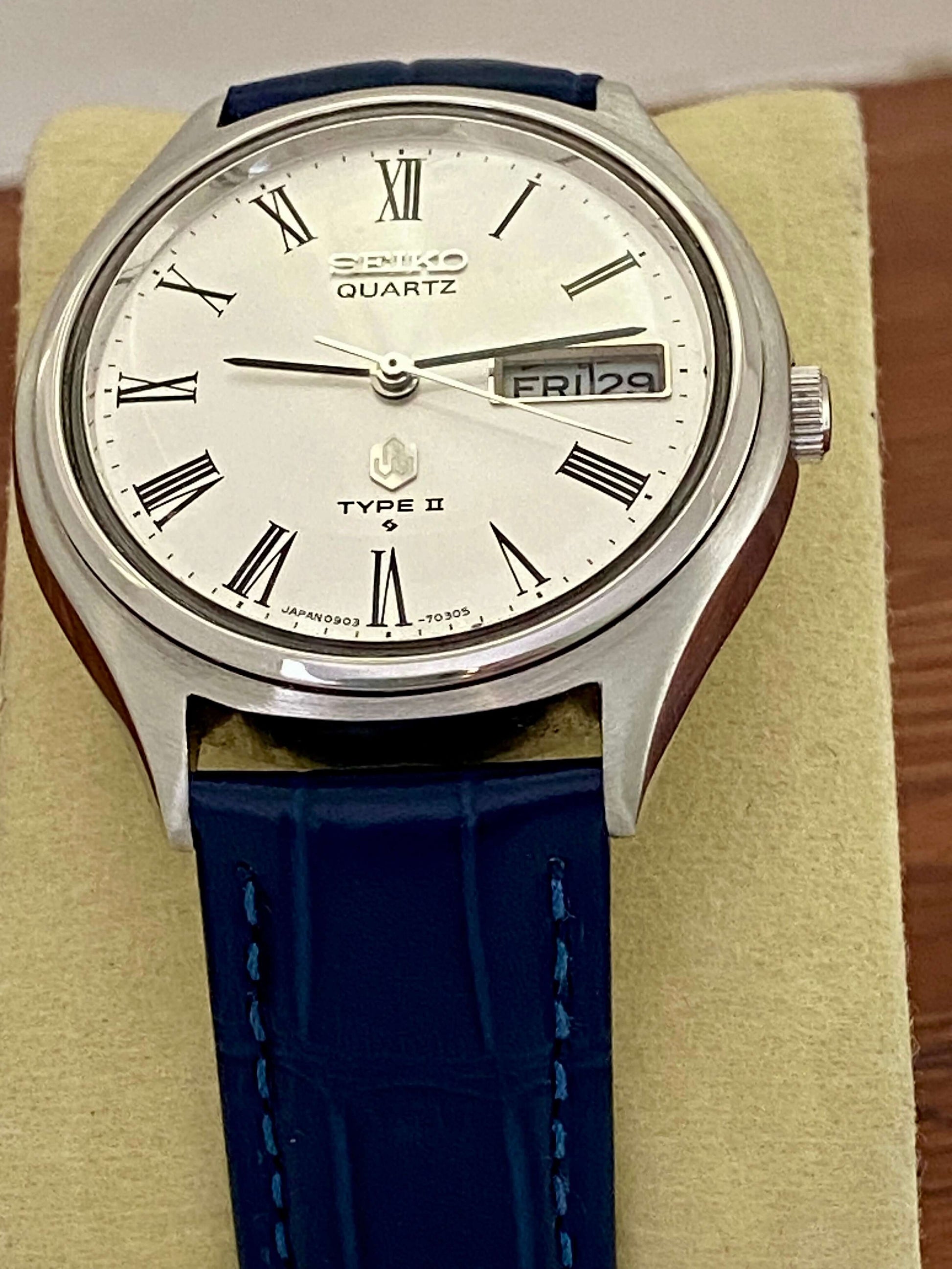 Vintage Seiko Quartz 0903-7030 Roman Dial, October 1976 UK VINTAGE WATCH LTD