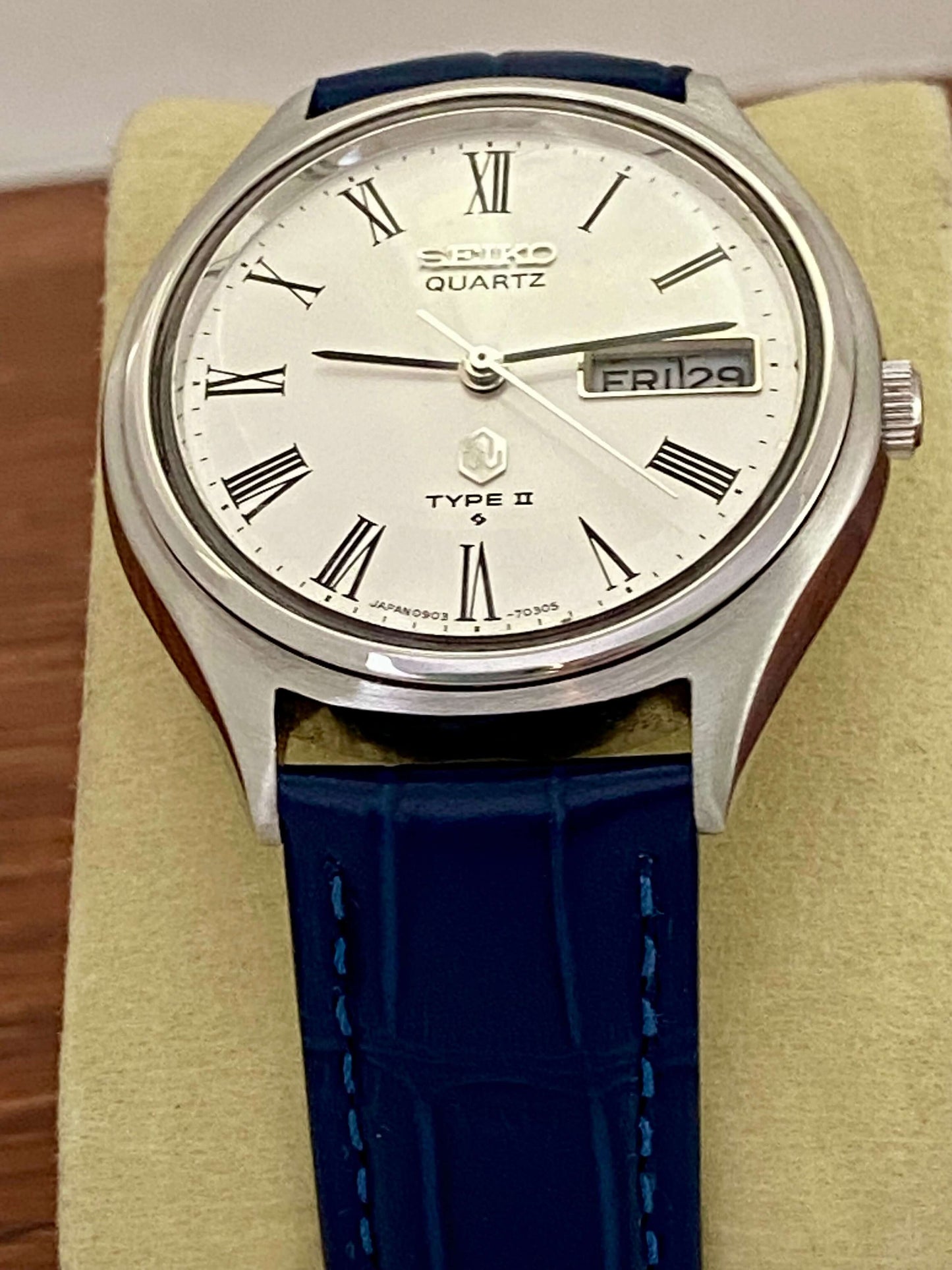 Vintage Seiko Quartz 0903-7030 Roman Dial, October 1976 UK VINTAGE WATCH LTD
