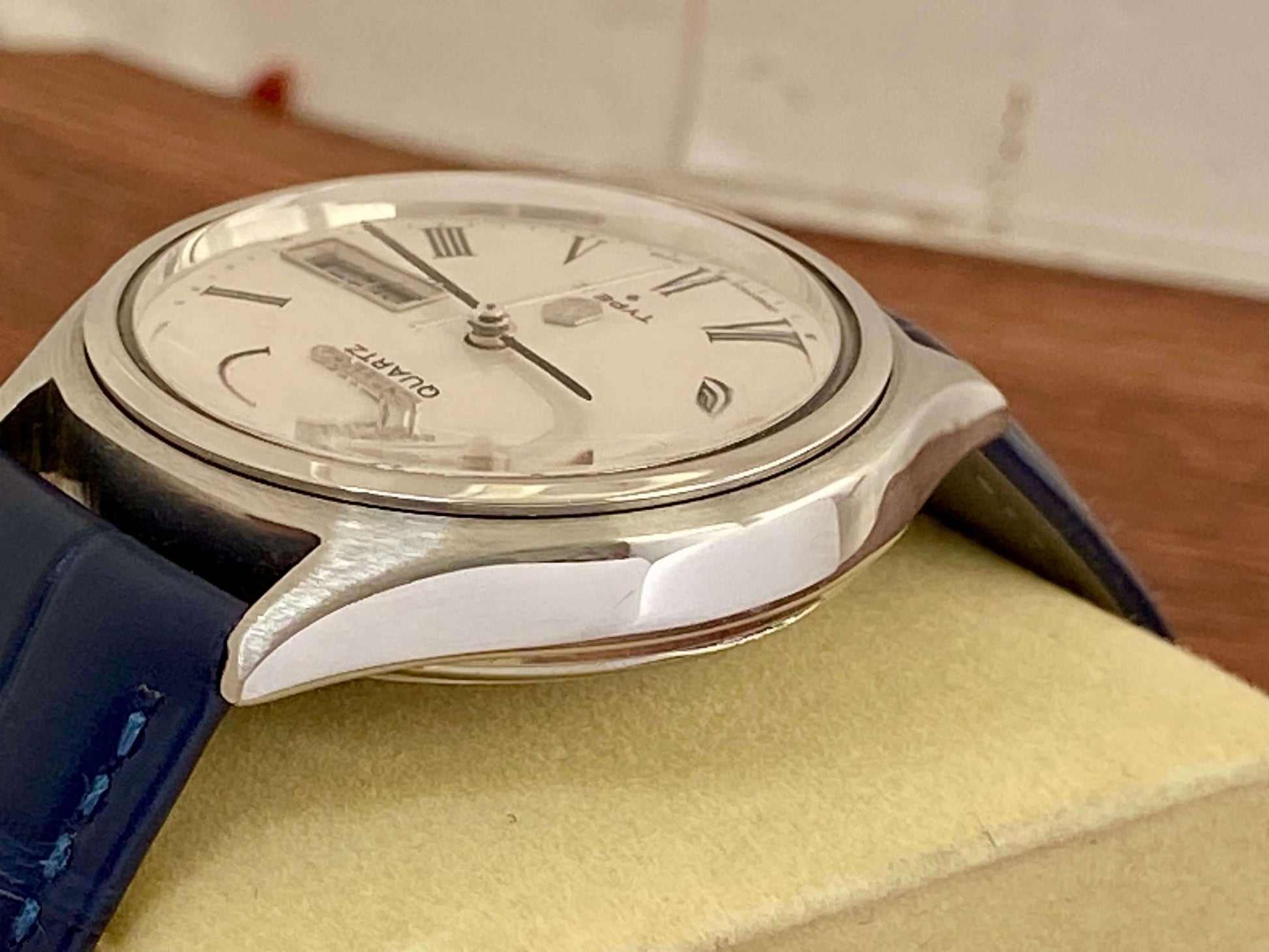 Vintage Seiko Quartz 0903-7030 Roman Dial, October 1976 UK VINTAGE WATCH LTD