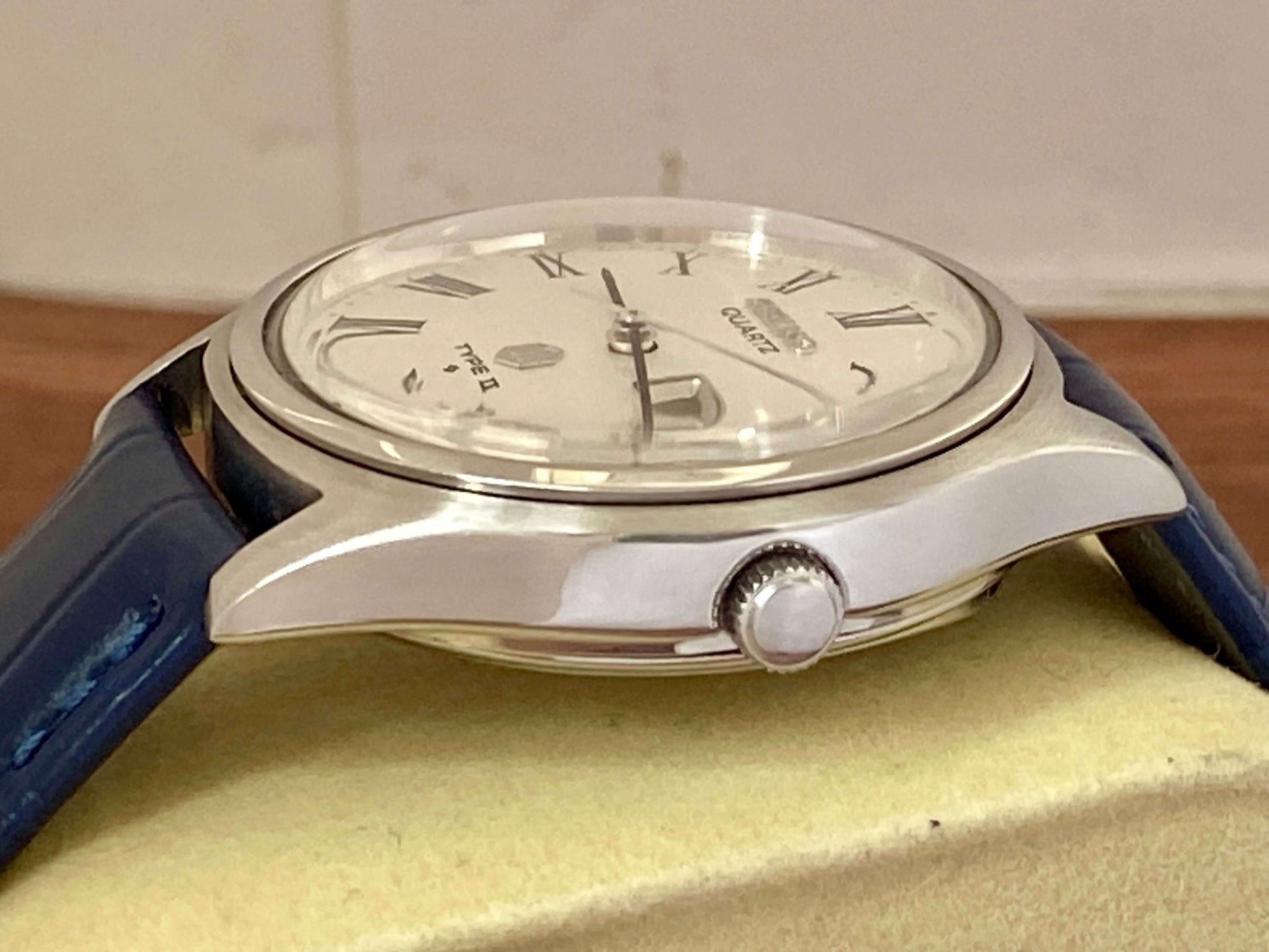 Vintage Seiko Quartz 0903-7030 Roman Dial, October 1976 UK VINTAGE WATCH LTD