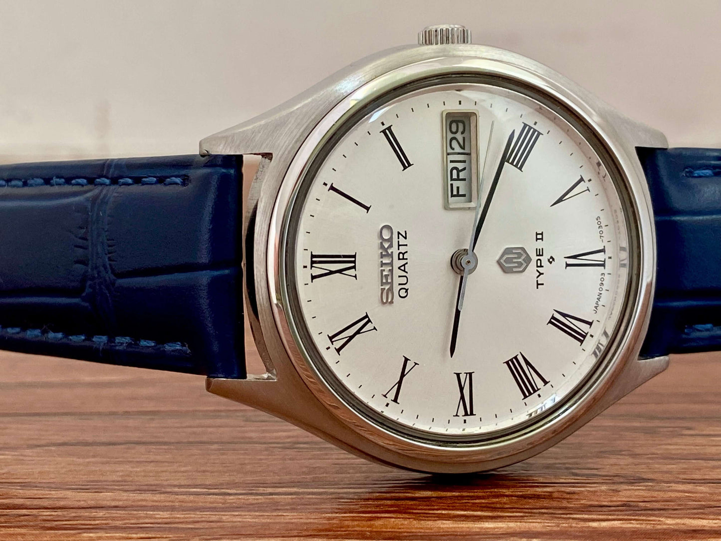Vintage Seiko Quartz 0903-7030 Roman Dial, October 1976 UK VINTAGE WATCH LTD