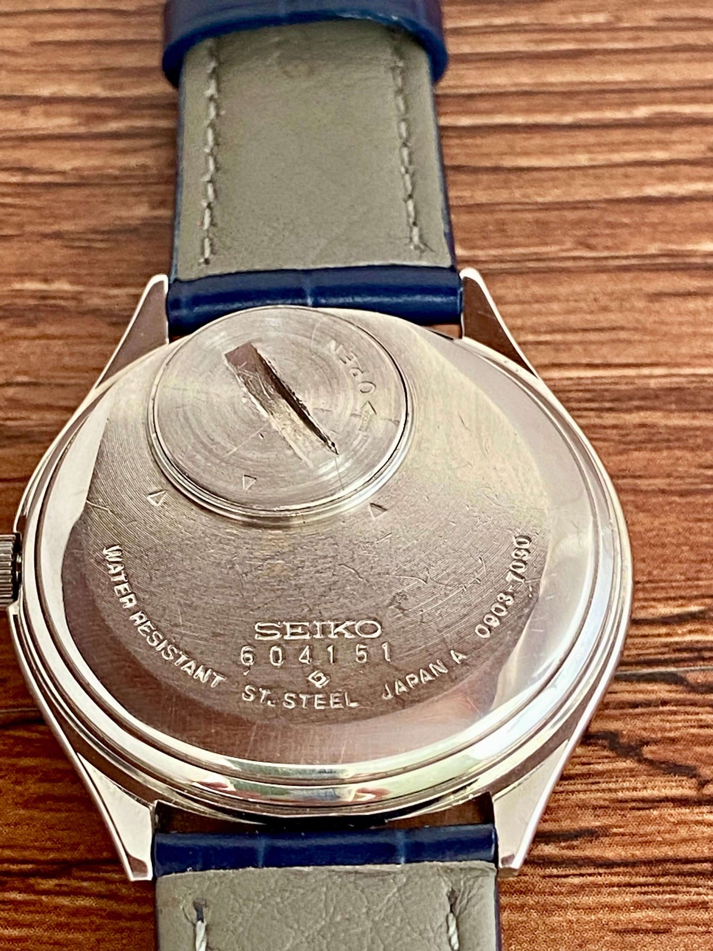 Vintage Seiko Quartz 0903-7030 Roman Dial, October 1976 UK VINTAGE WATCH LTD