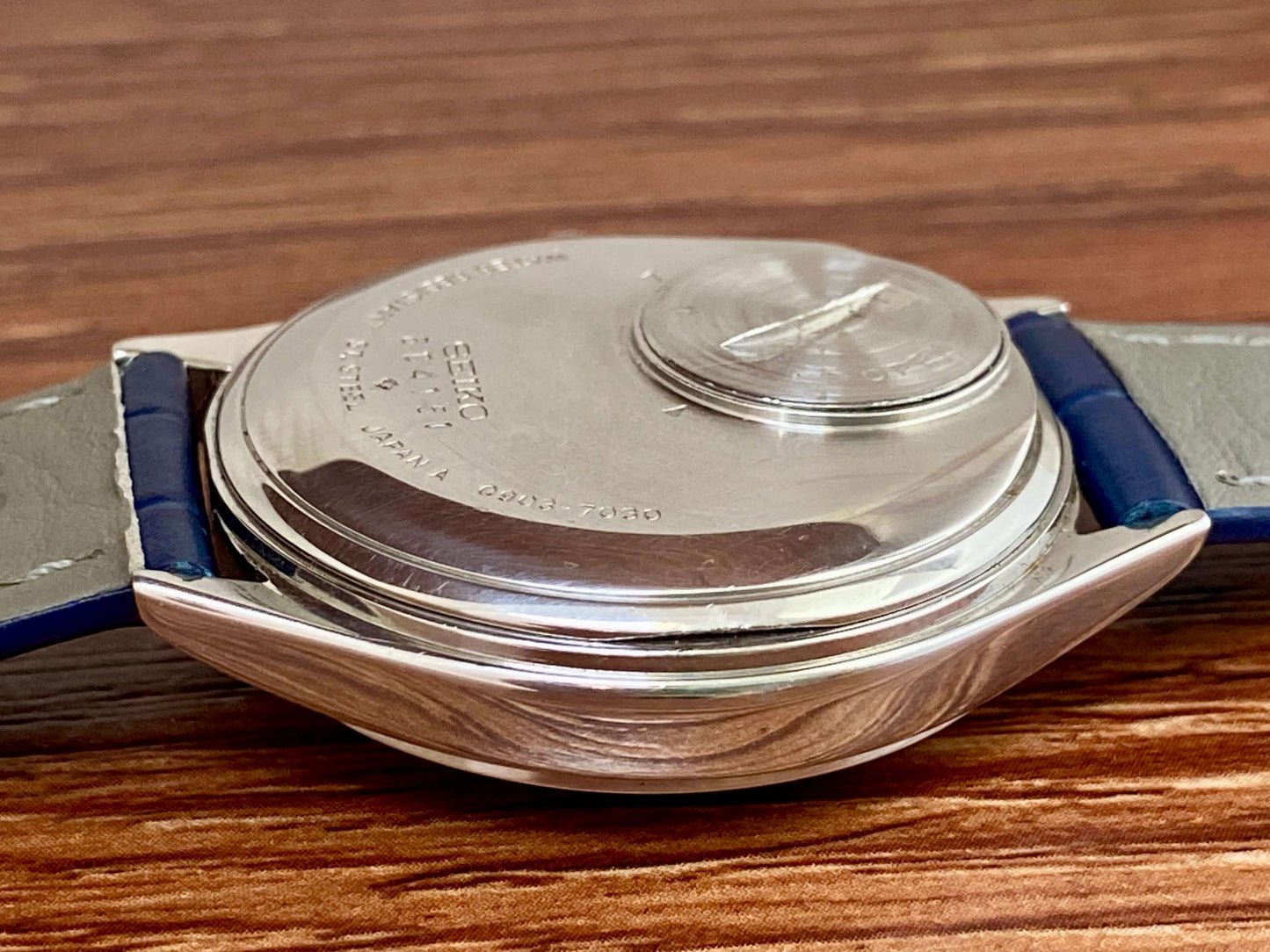 Vintage Seiko Quartz 0903-7030 Roman Dial, October 1976 UK VINTAGE WATCH LTD