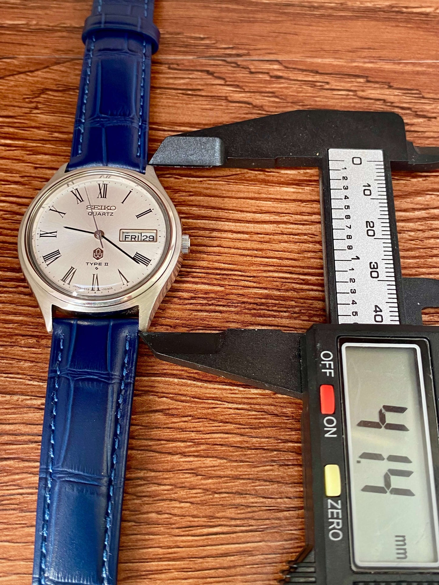 Vintage Seiko Quartz 0903-7030 Roman Dial, October 1976 UK VINTAGE WATCH LTD