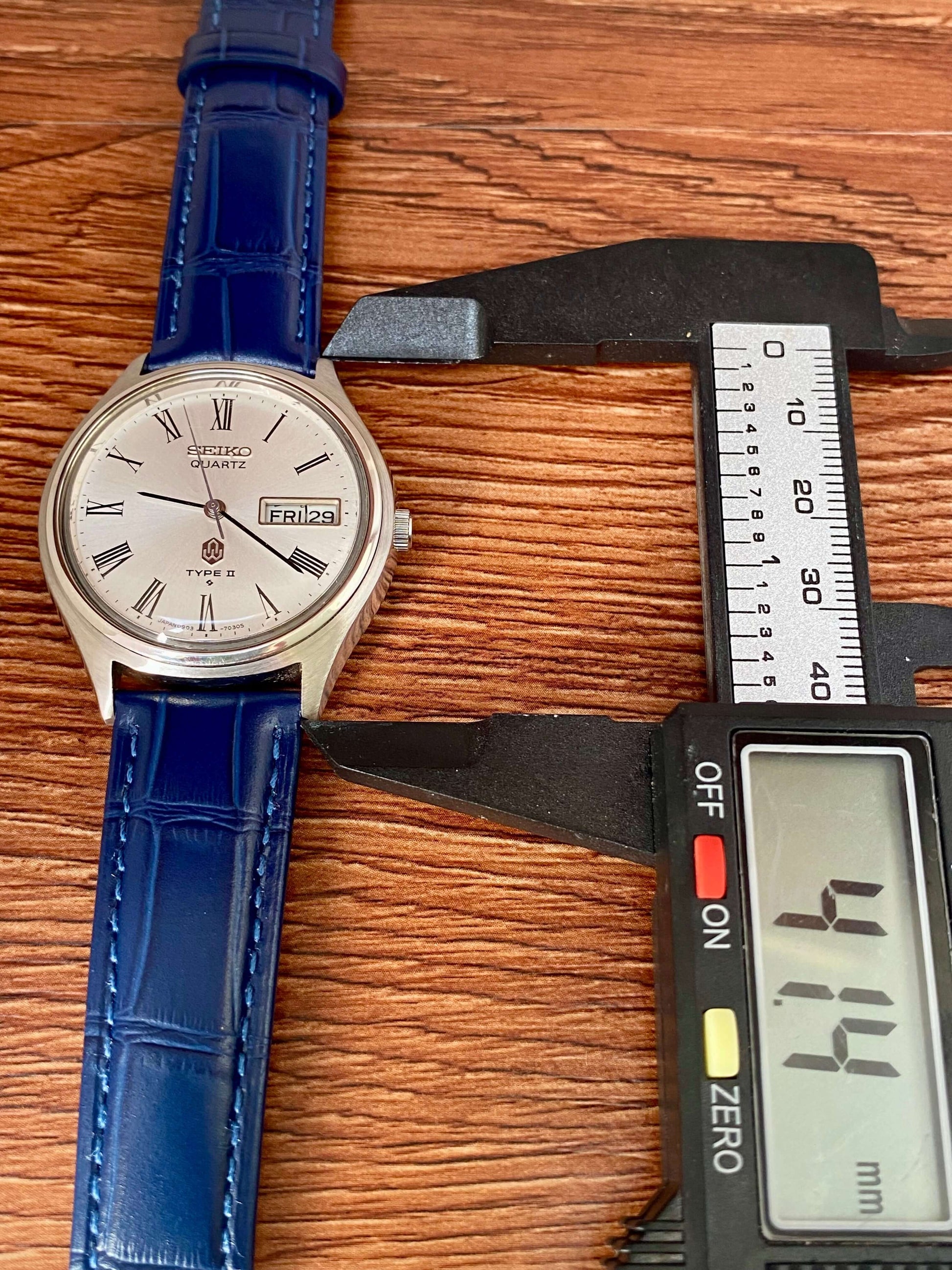 Vintage Seiko Quartz 0903-7030 Roman Dial, October 1976 UK VINTAGE WATCH LTD