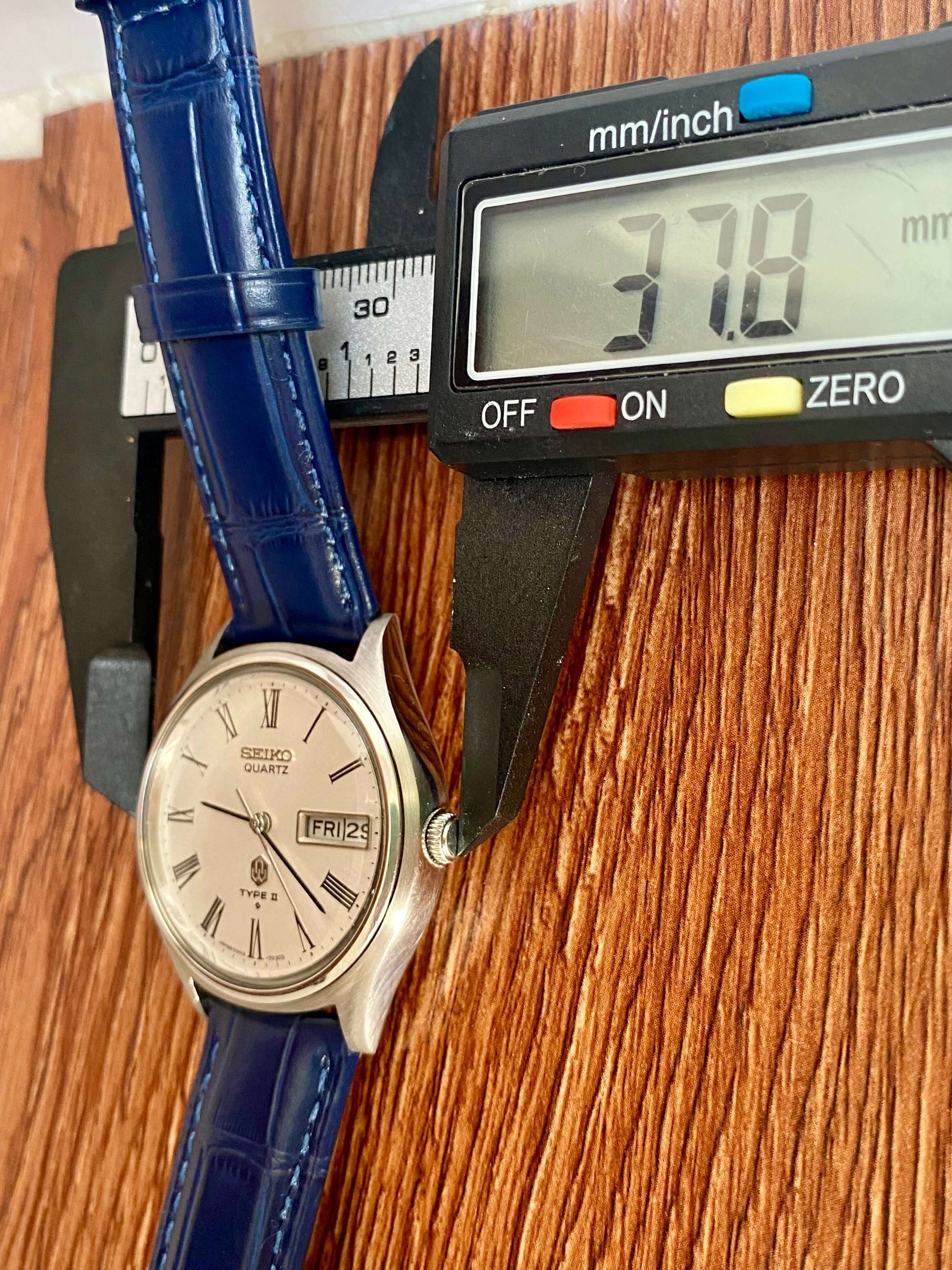 Vintage Seiko Quartz 0903-7030 Roman Dial, October 1976 UK VINTAGE WATCH LTD