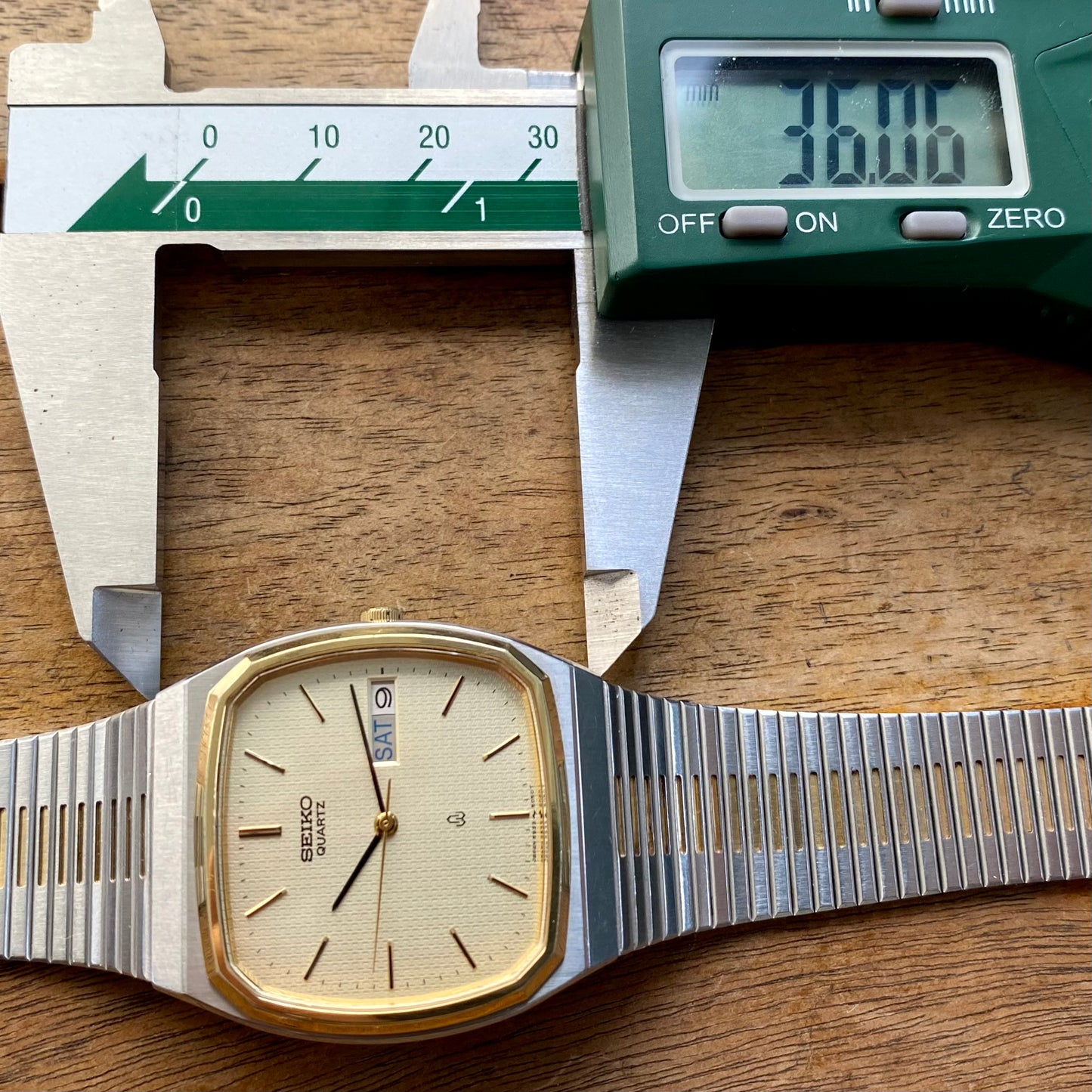 Vintage October 1990 Seiko Quartz Tank 5933-5040 2-Tone Champagne Waffle