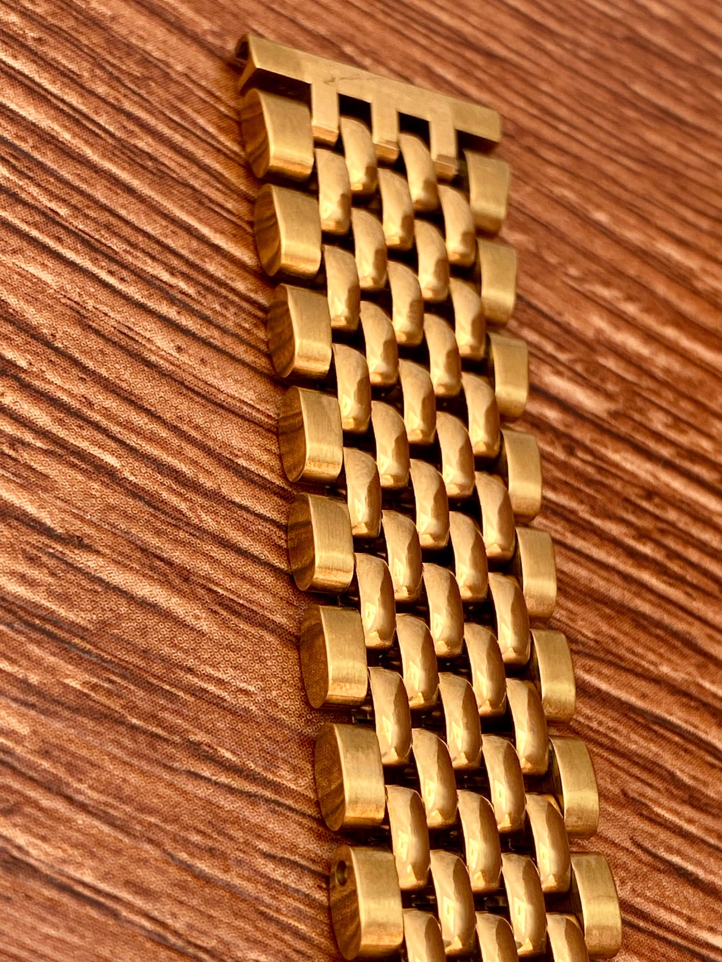 18mm Gold Tone Beads of Rice Watch Bracelet with Straight Ends UK VINTAGE WATCH LTD