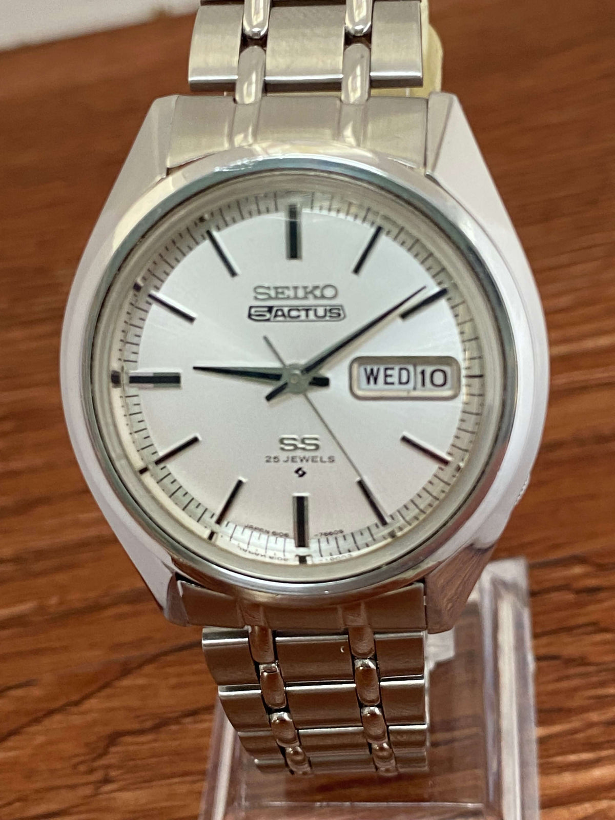 Vintage Seiko 5 SS Actus 6106-7510 watch with white dial, stainless steel case, made in Japan.