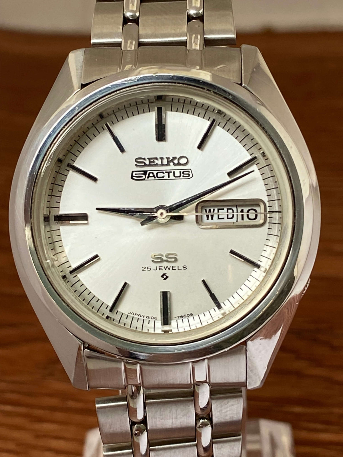 Vintage Seiko 5 SS Actus 6106-7510 watch with white dial and silver hour markers, good condition.