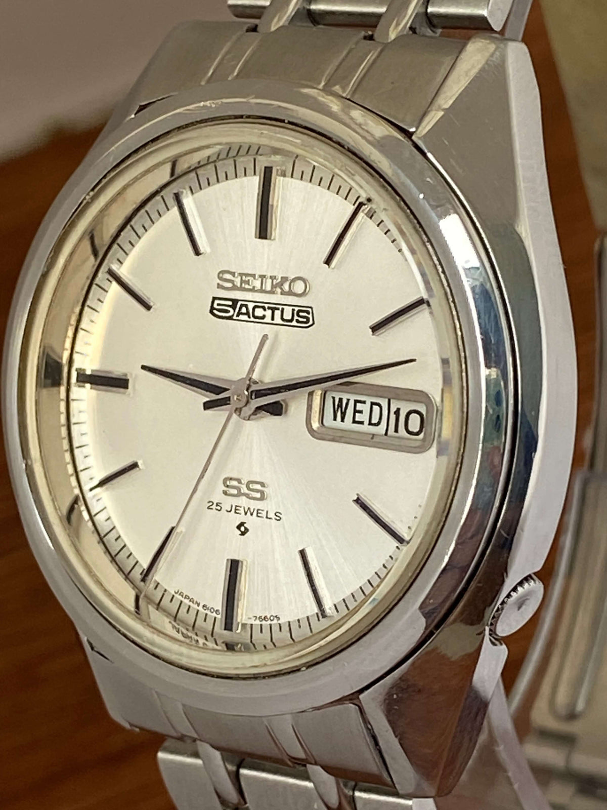 Vintage Seiko 5 SS Actus 6106-7510 with white dial and stainless steel case, made in May 1973.