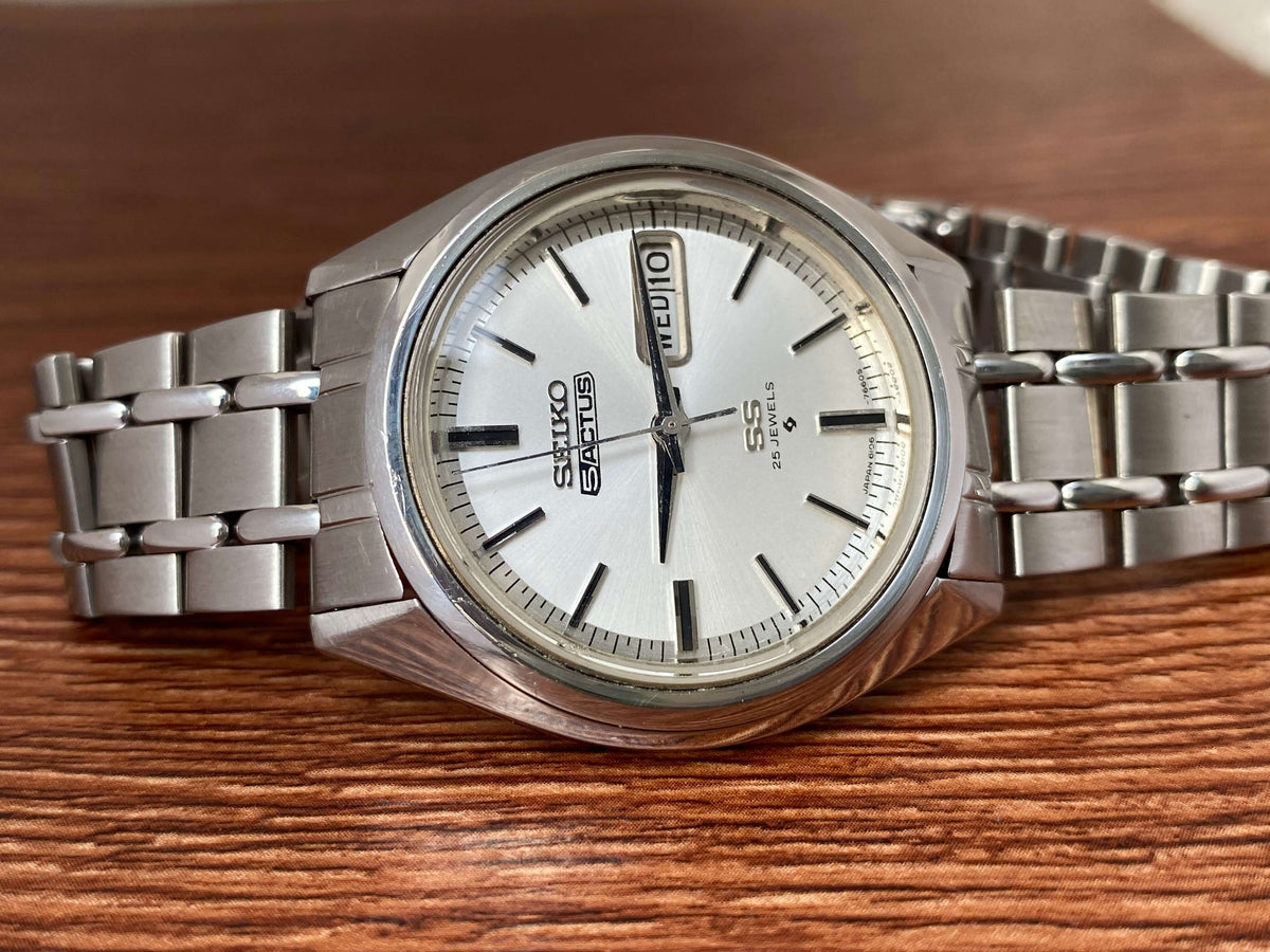 Vintage Seiko 5 SS Actus 6106-7510 watch with white dial and stainless steel bracelet