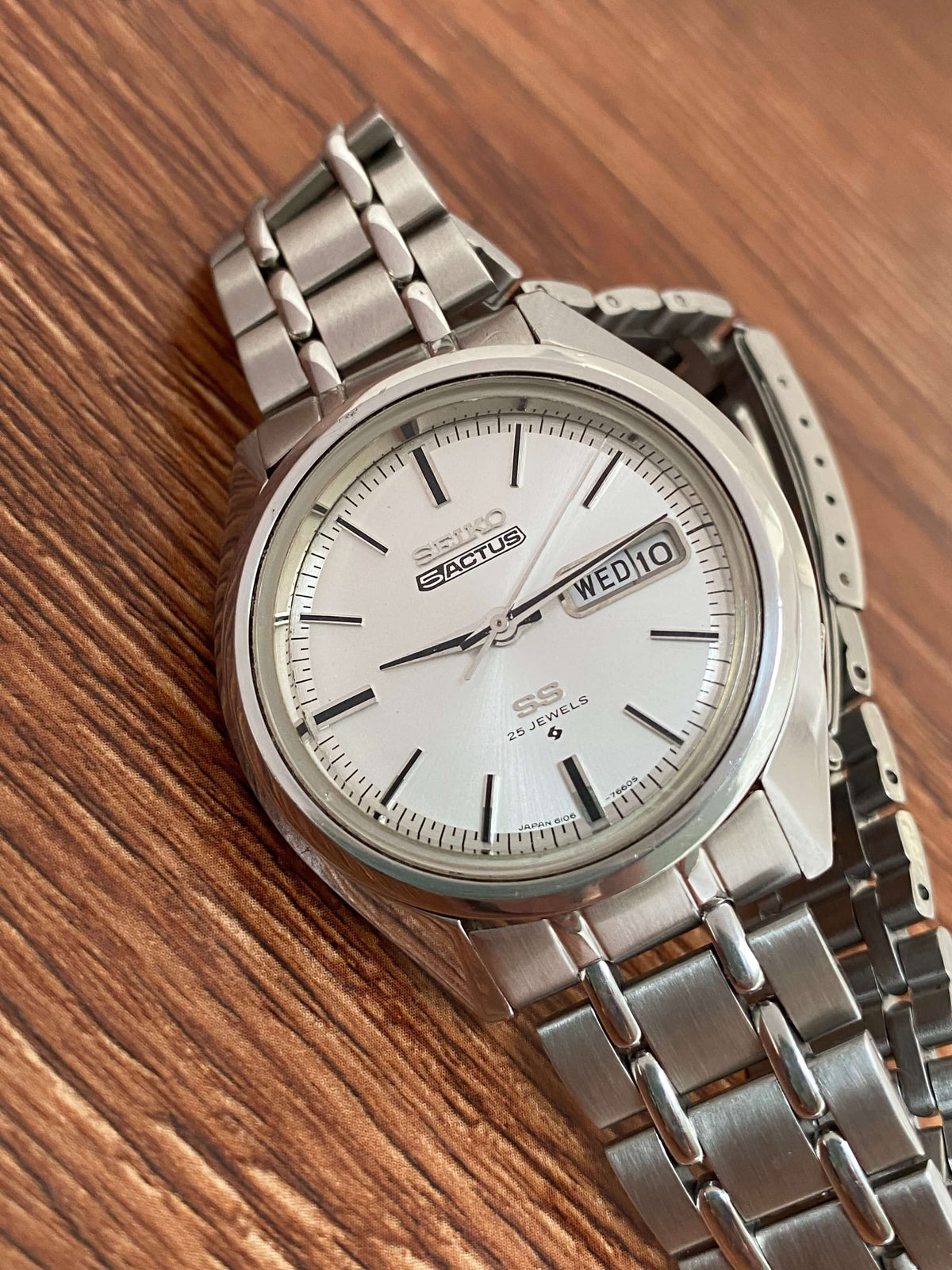Vintage Seiko 5 SS Actus 6106-7510 with white dial and stainless steel strap, showcasing its original condition.