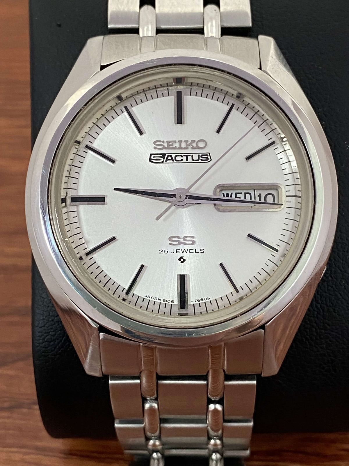 Vintage Seiko 5 SS Actus 6106-7510 watch with white dial and silver hour markers, 1973 model