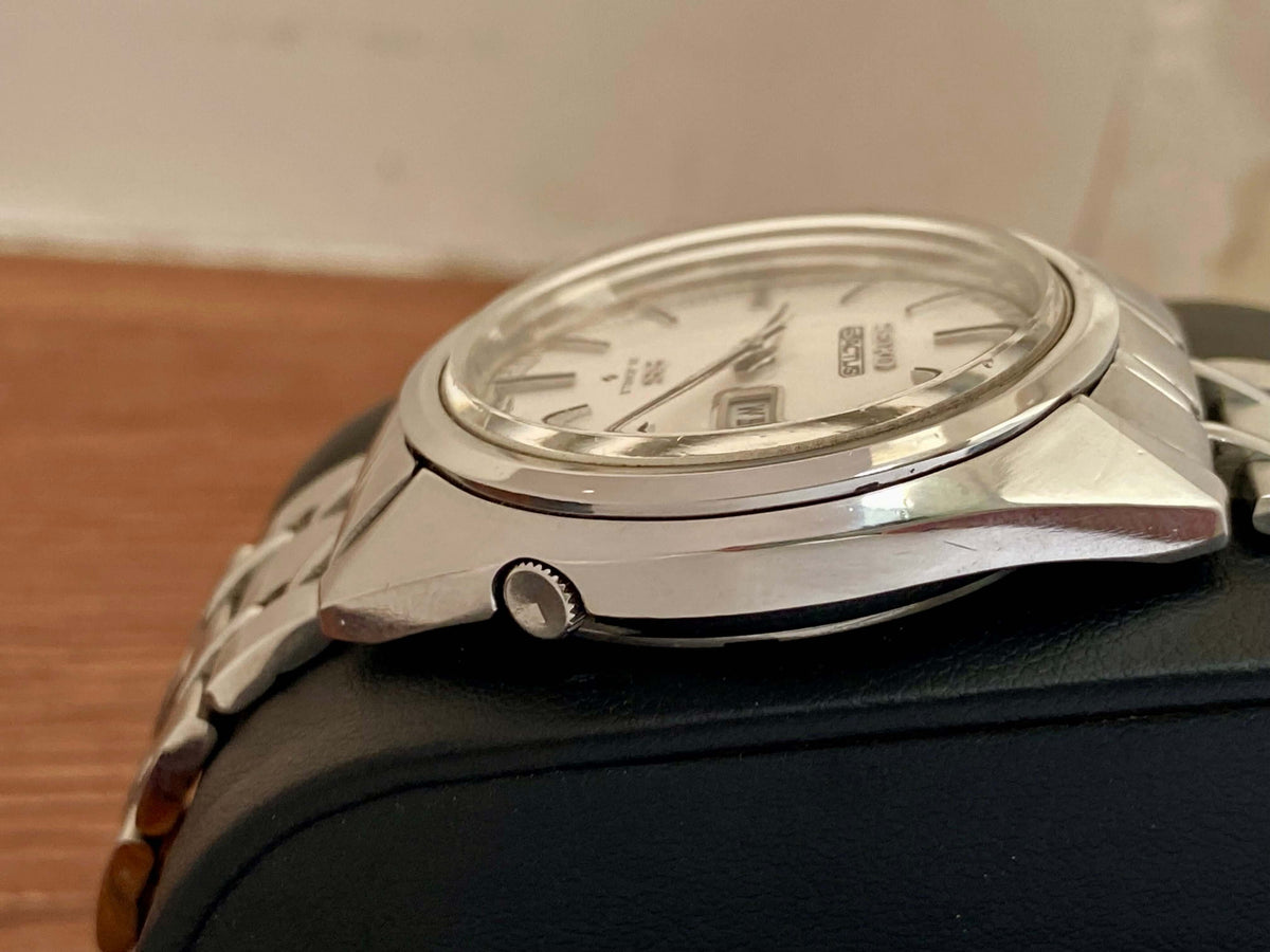 Vintage Seiko 5 SS Actus 6106-7510 side view showing stainless steel case and white dial