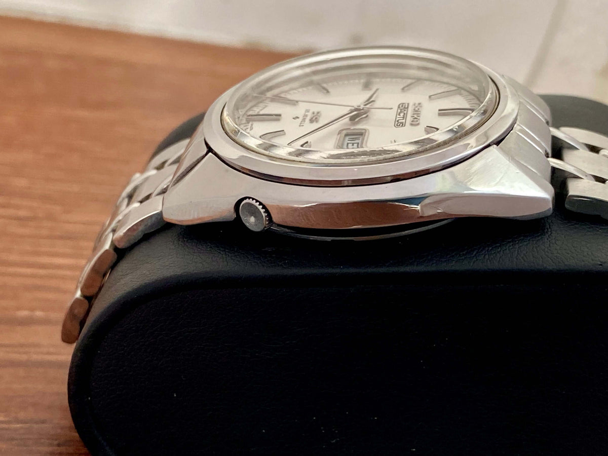Vintage Seiko 5 SS Actus 6106-7510 side view showing stainless steel case and white dial