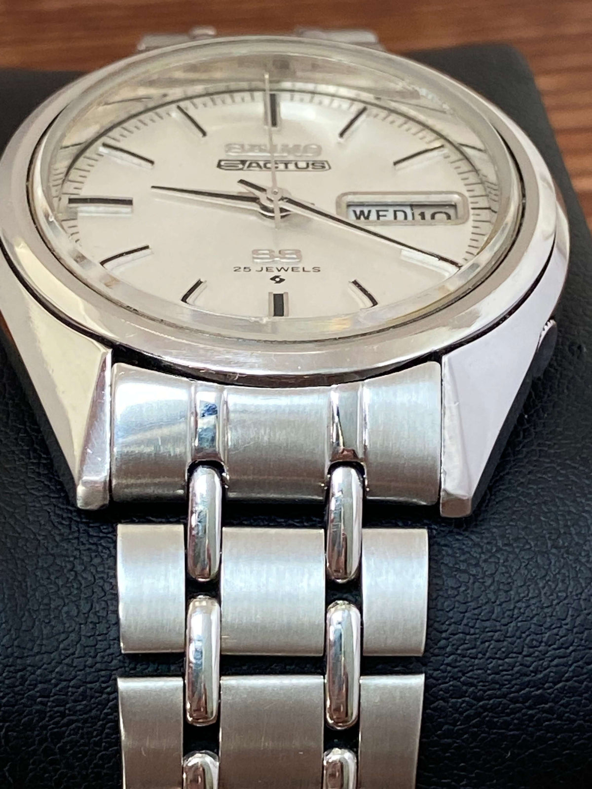 Vintage Seiko 5 SS Actus 6106-7510 watch close-up showing white dial and stainless steel case.
