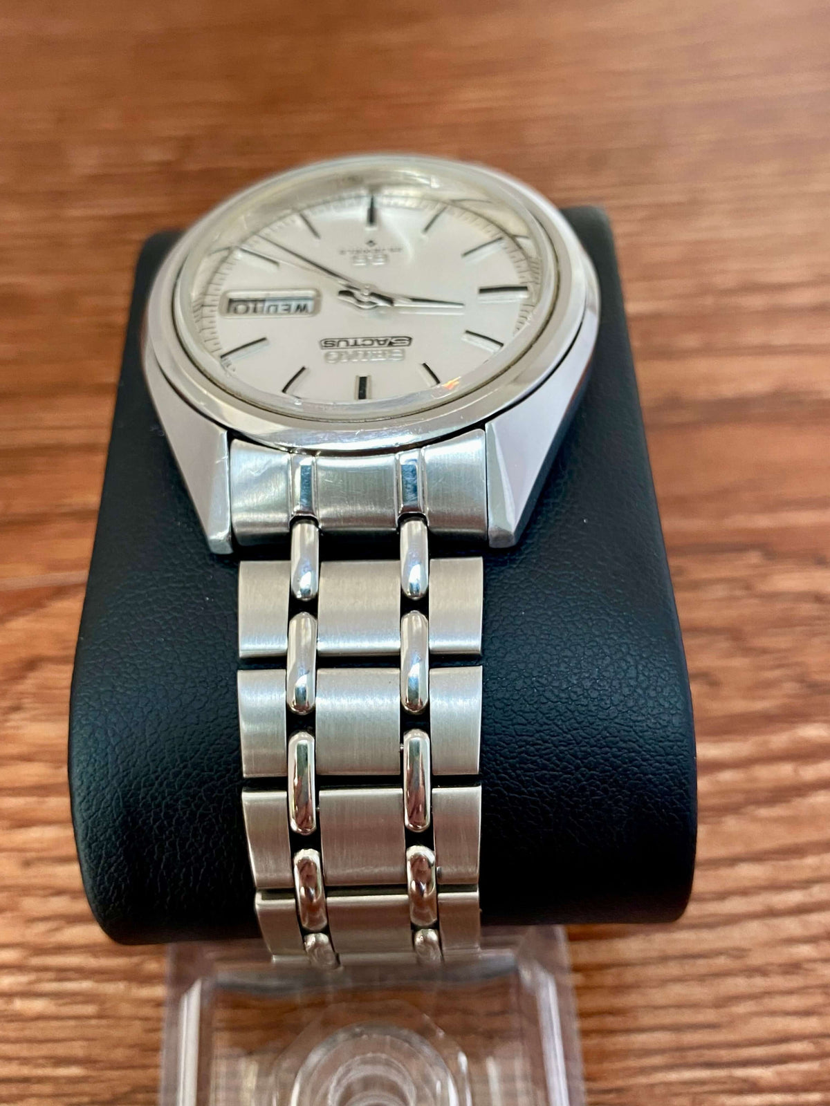 Vintage Seiko 5 SS Actus 6106-7510 on display, showcasing the original white dial and stainless steel case.