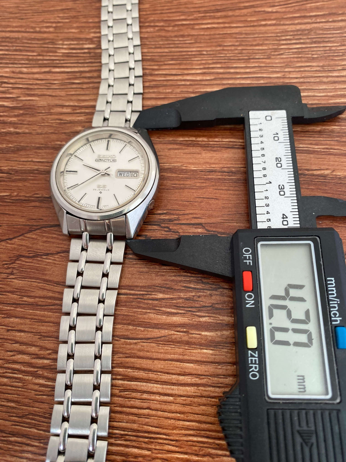 Vintage Seiko 5 SS Actus 6106-7510 on a stainless steel bracelet, measuring 42mm in diameter.