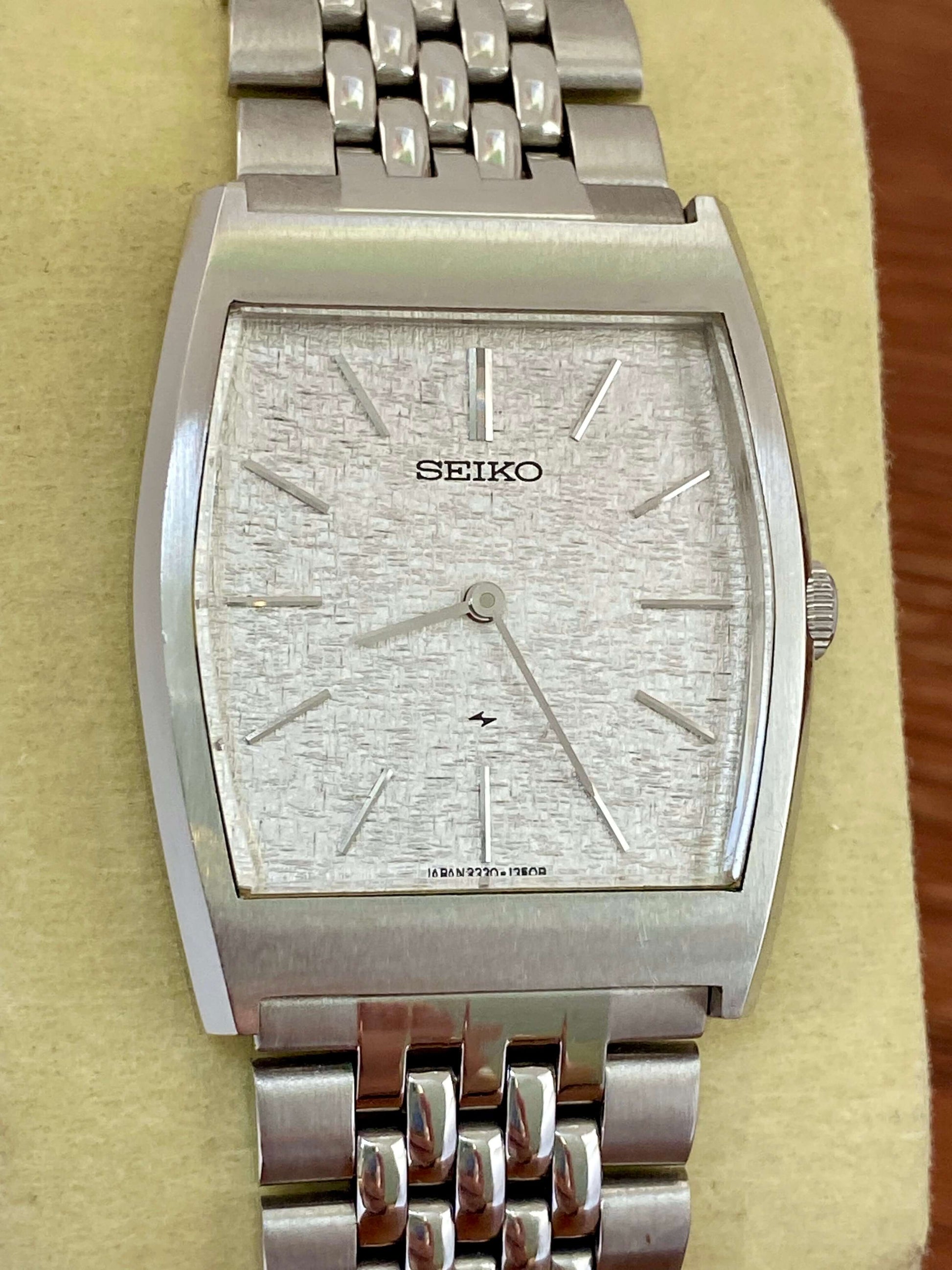 Vintage Seiko 2220-3420 Chariot August 1974 Hand Wind, Hi-Beat UK VINTAGE WATCH LTD
