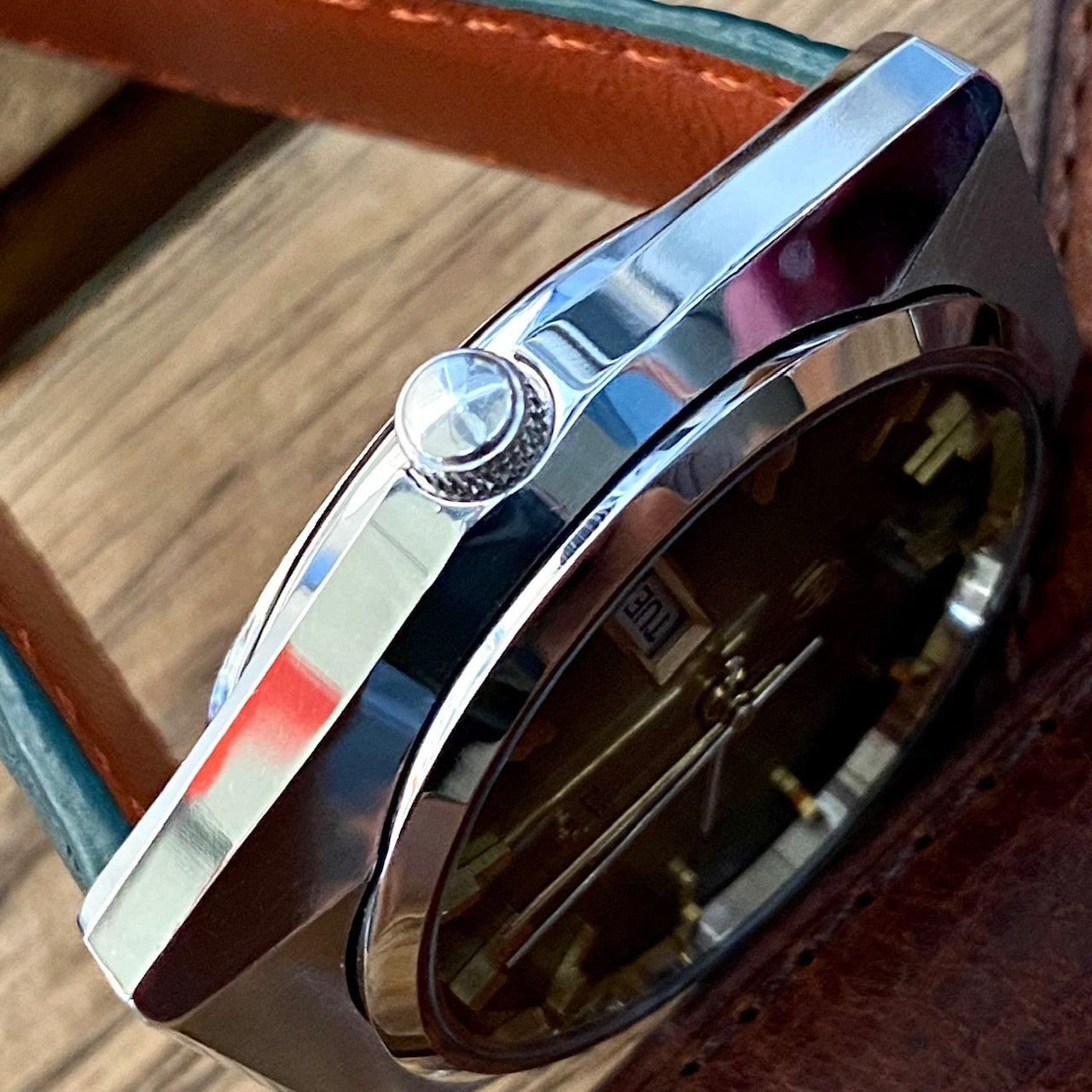 Vintage Seiko Quartz 0903-8120 Type 2 Green Linen Dial, September 1979 UK VINTAGE WATCH LTD