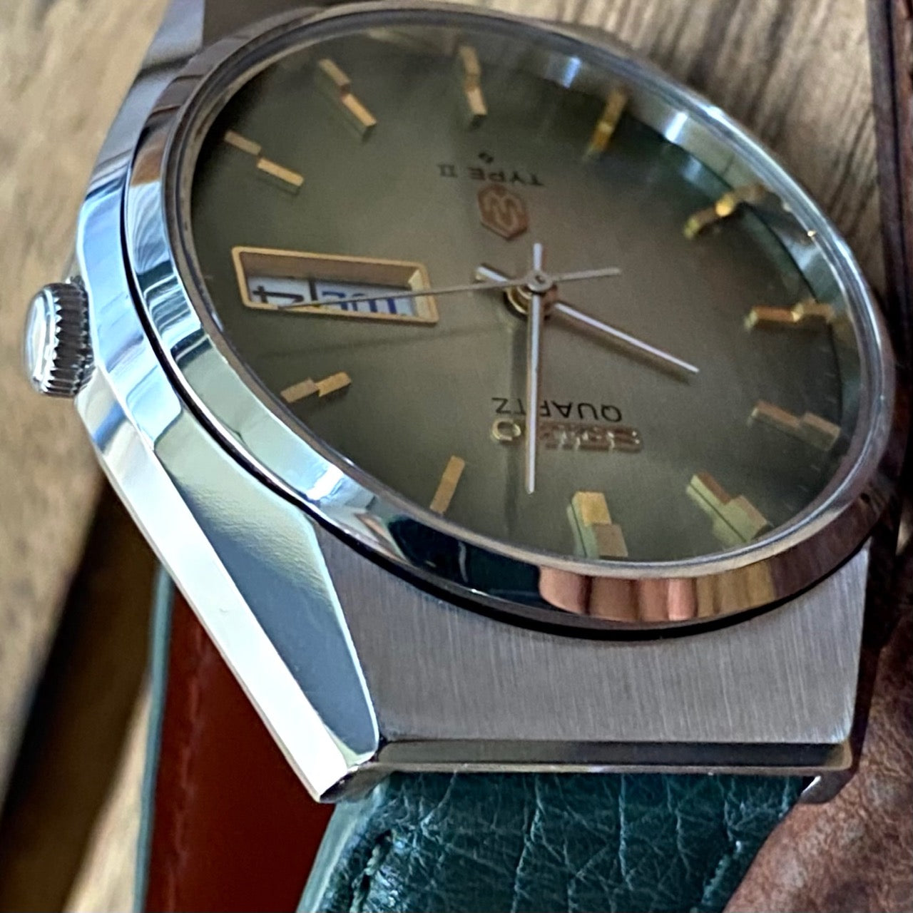 Vintage Seiko Quartz 0903-8120 Type 2 Green Linen Dial, September 1979 UK VINTAGE WATCH LTD