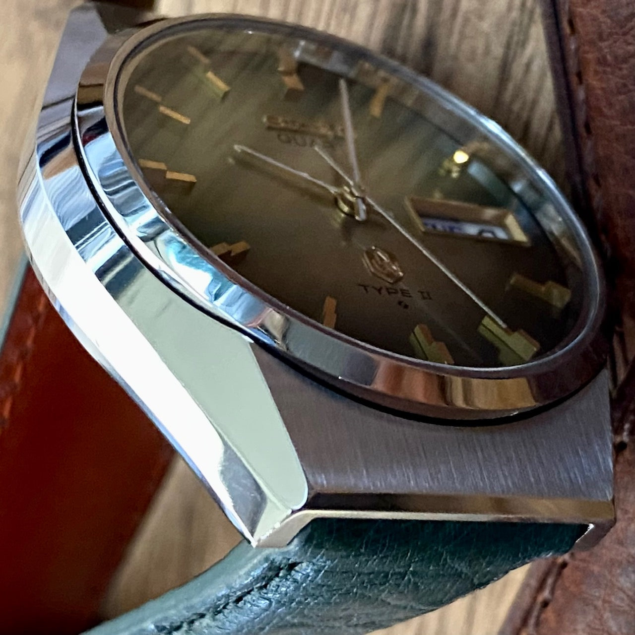 Vintage Seiko Quartz 0903-8120 Type 2 Green Linen Dial, September 1979 UK VINTAGE WATCH LTD