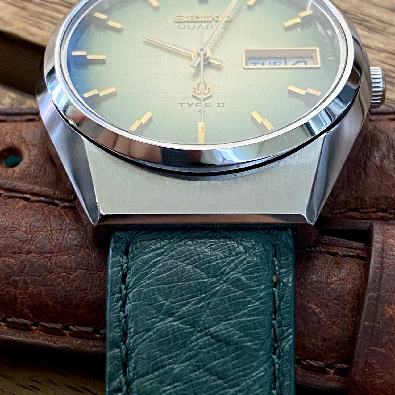 Vintage Seiko Quartz 0903-8120 Type 2 Green Linen Dial, September 1979 UK VINTAGE WATCH LTD