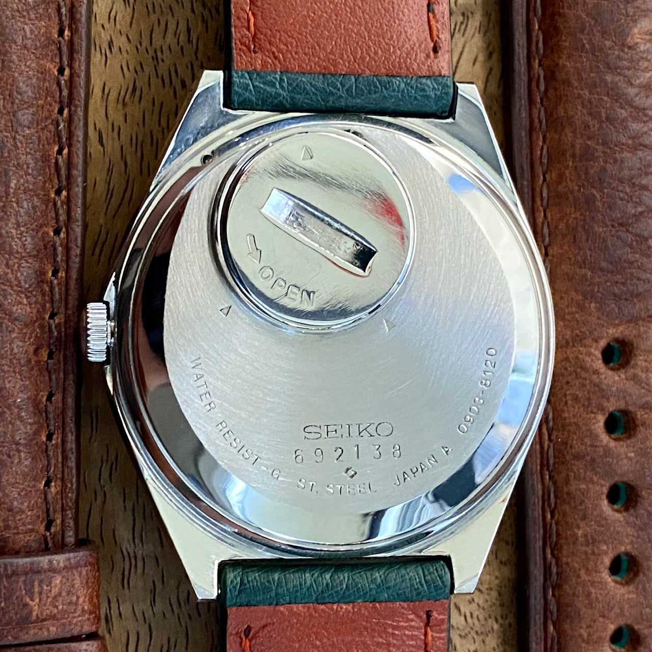 Vintage Seiko Quartz 0903-8120 Type 2 Green Linen Dial, September 1979 UK VINTAGE WATCH LTD