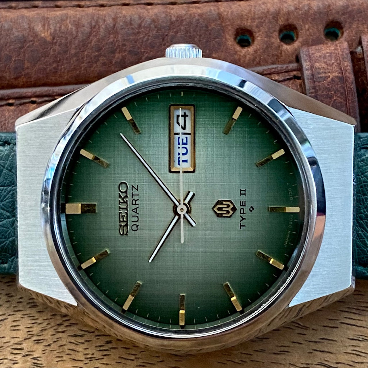 Vintage Seiko Quartz 0903-8120 Type 2 Green Linen Dial, September 1979 UK VINTAGE WATCH LTD