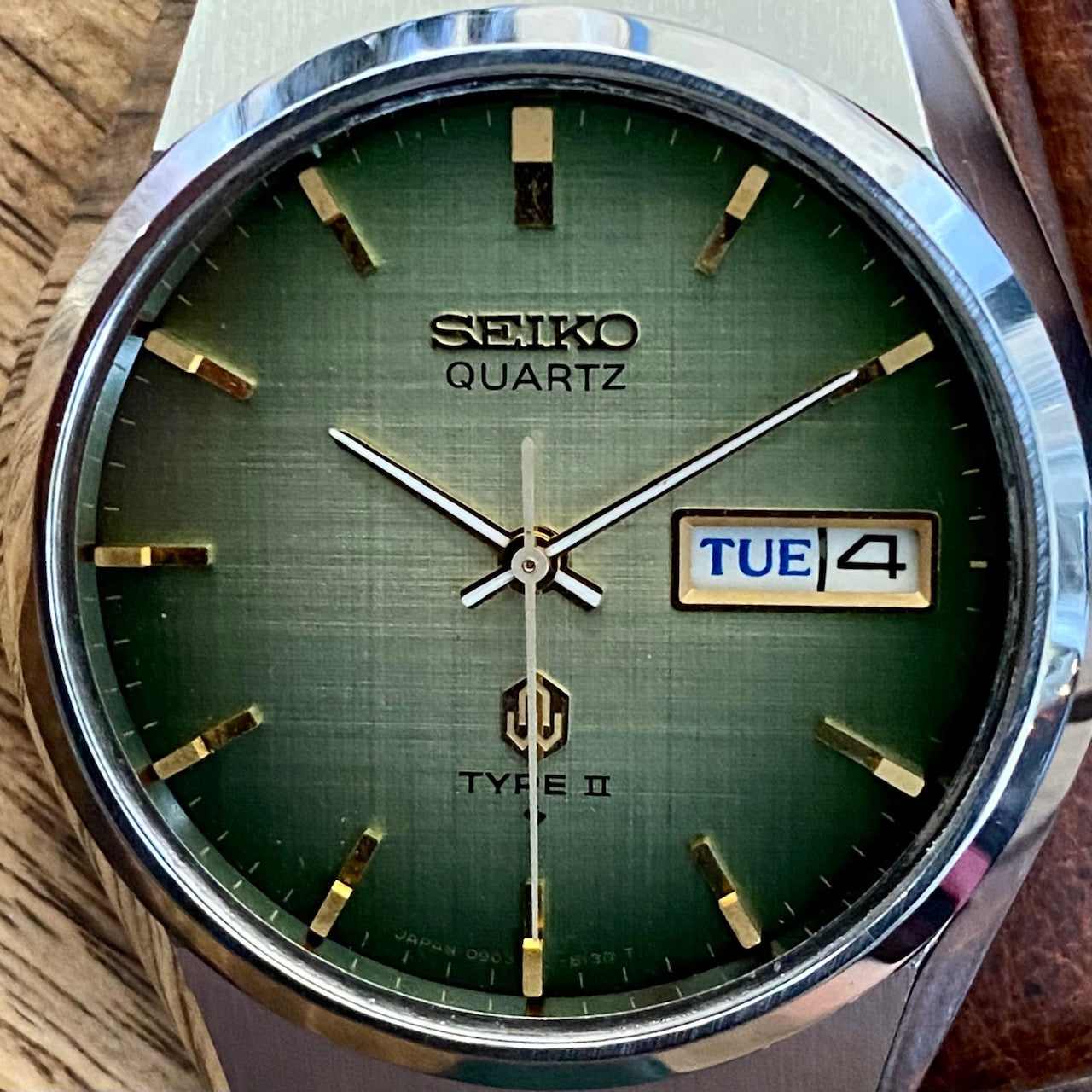 Vintage Seiko Quartz 0903-8120 Type 2 Green Linen Dial, September 1979 UK VINTAGE WATCH LTD