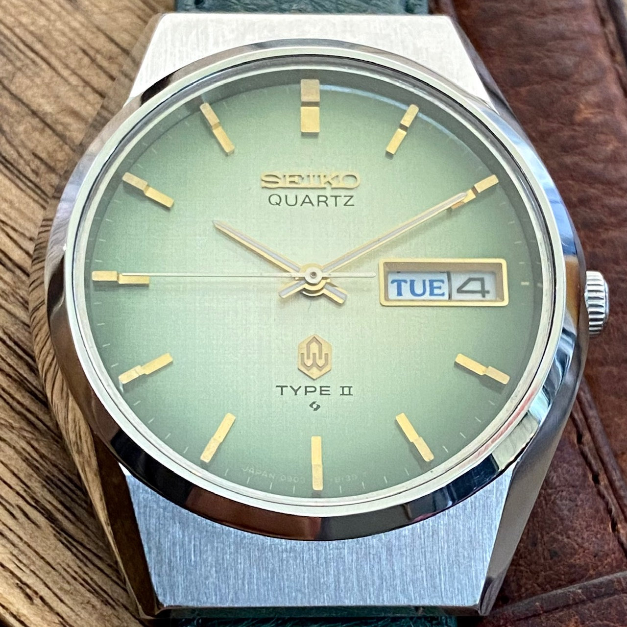 Vintage Seiko Quartz 0903-8120 Type 2 Green Linen Dial, September 1979 UK VINTAGE WATCH LTD