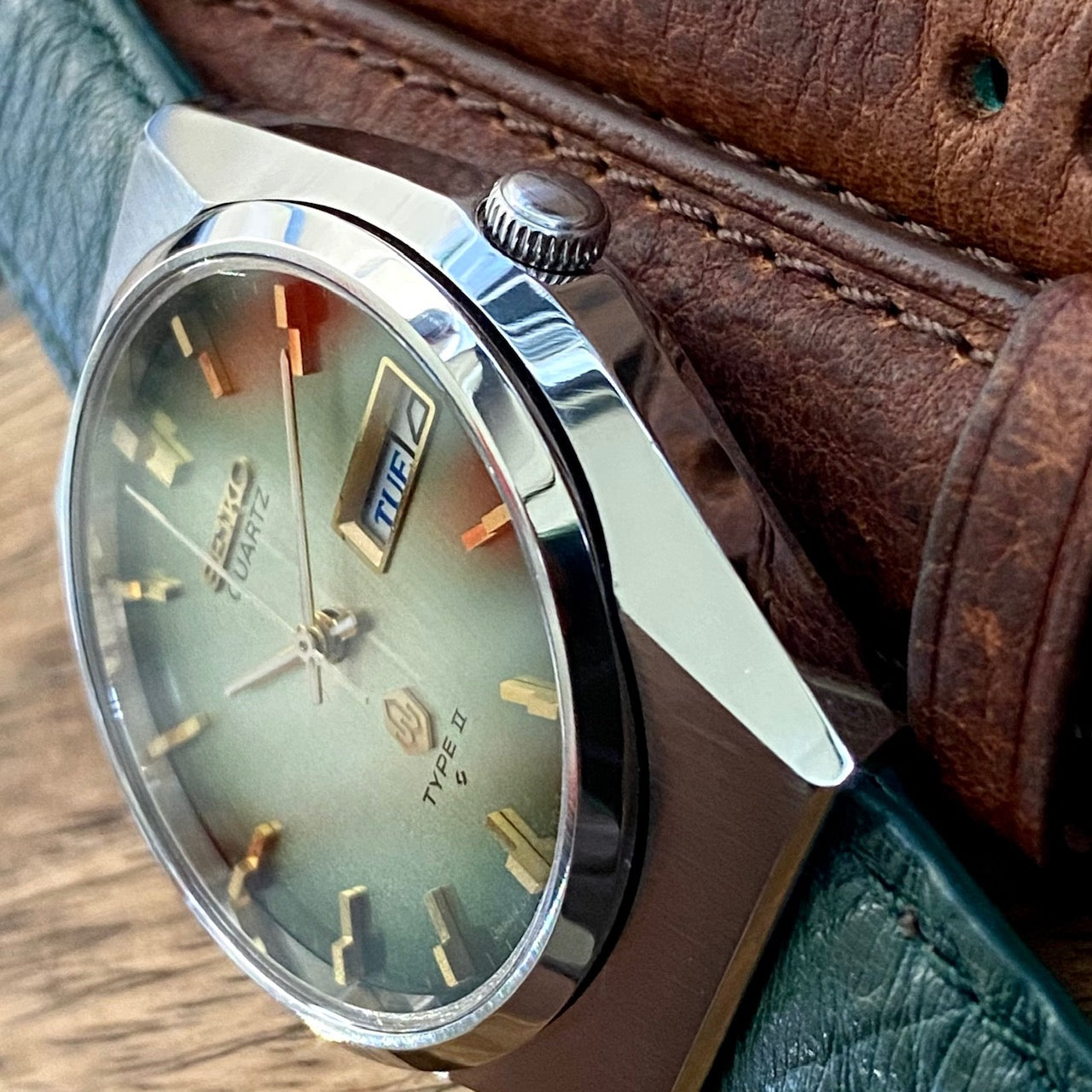 Vintage Seiko Quartz 0903-8120 Type 2 Green Linen Dial, September 1979 UK VINTAGE WATCH LTD