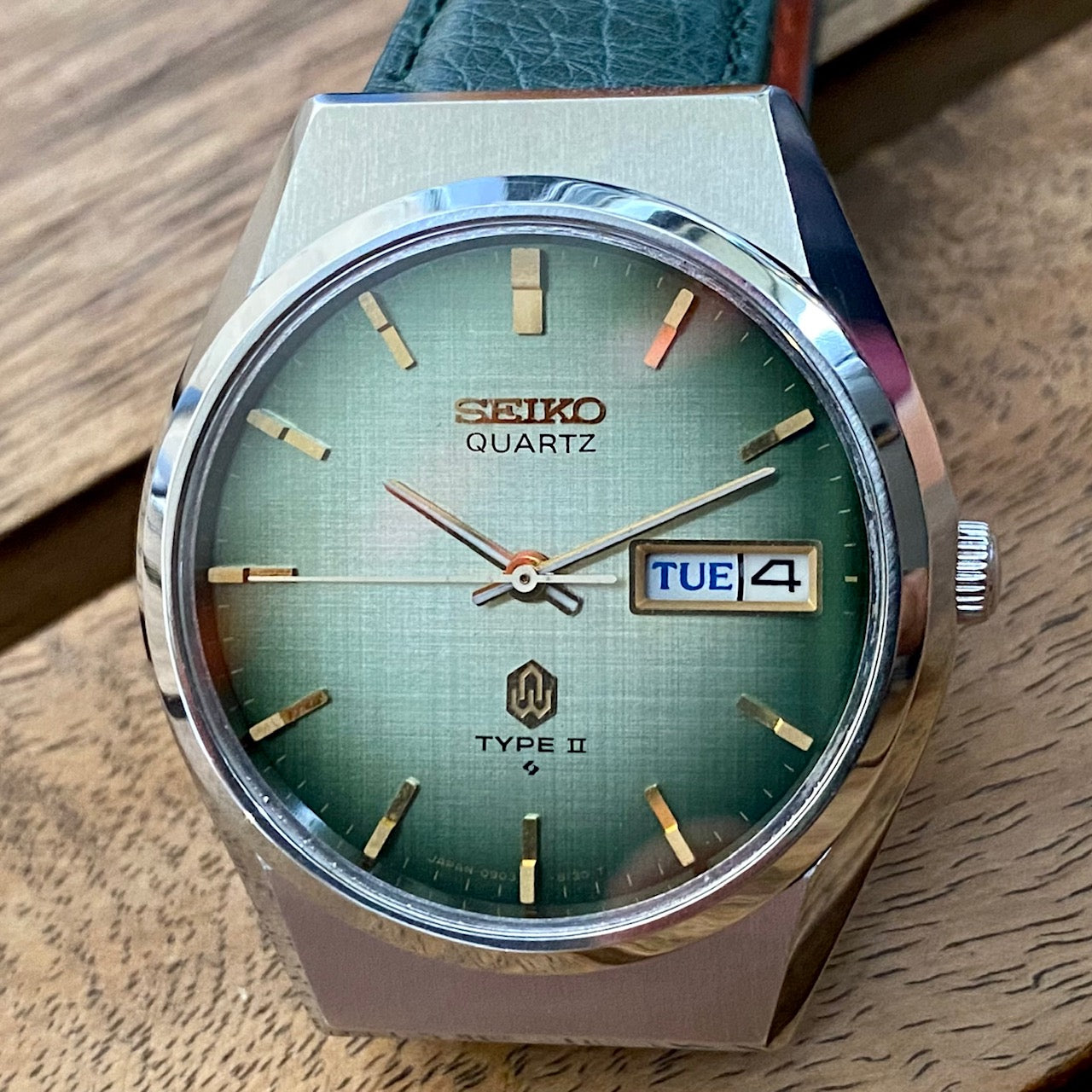 Vintage Seiko Quartz 0903-8120 Type 2 Green Linen Dial, September 1979 UK VINTAGE WATCH LTD