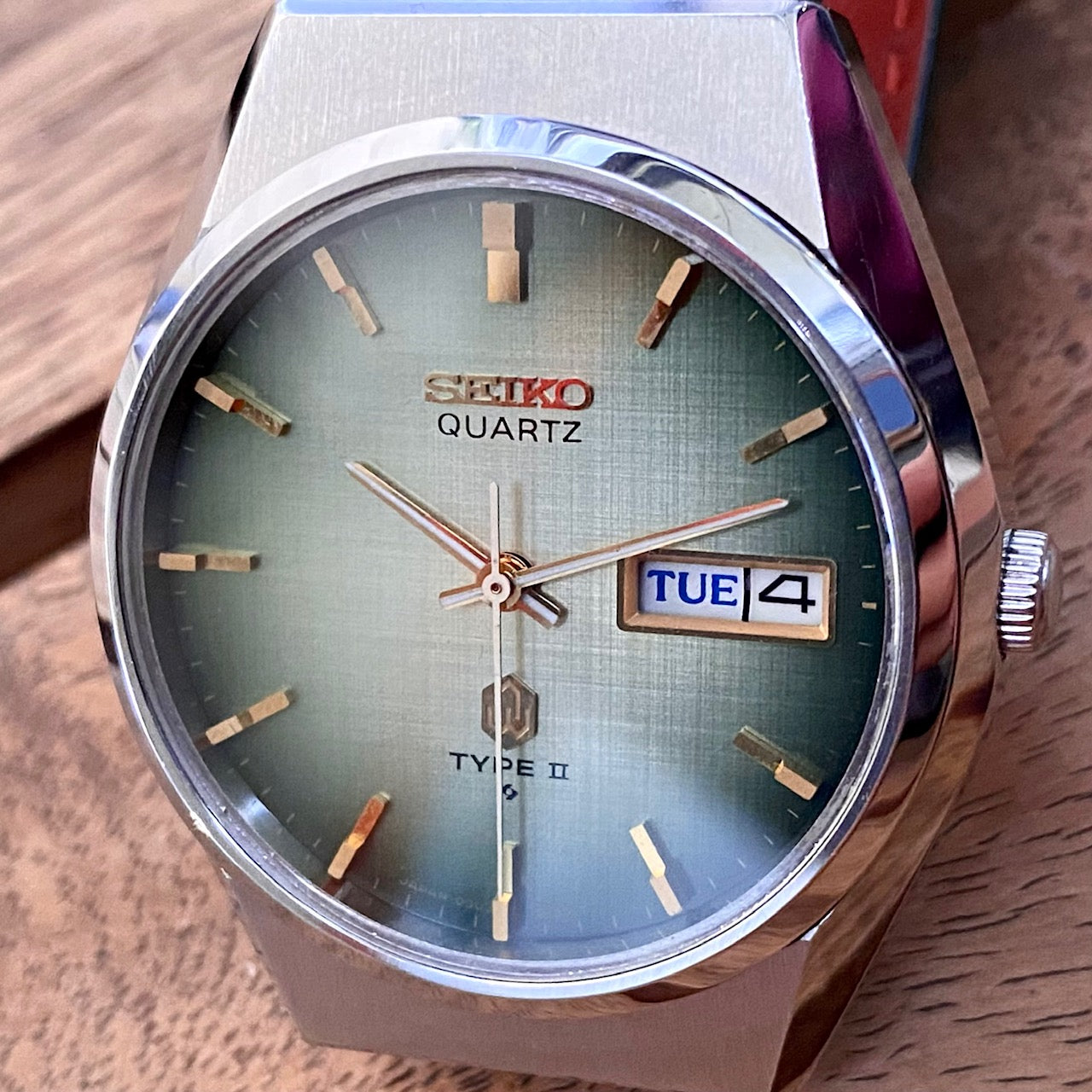 Vintage Seiko Quartz 0903-8120 Type 2 Green Linen Dial, September 1979 UK VINTAGE WATCH LTD