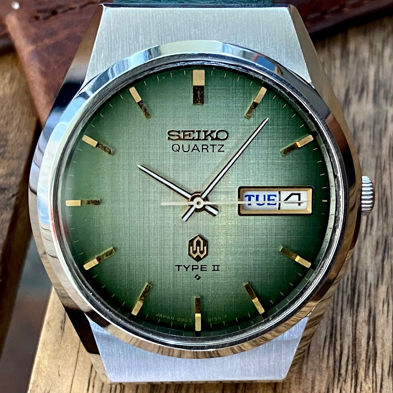 Vintage Seiko Quartz 0903-8120 Type 2 Green Linen Dial, September 1979 UK VINTAGE WATCH LTD