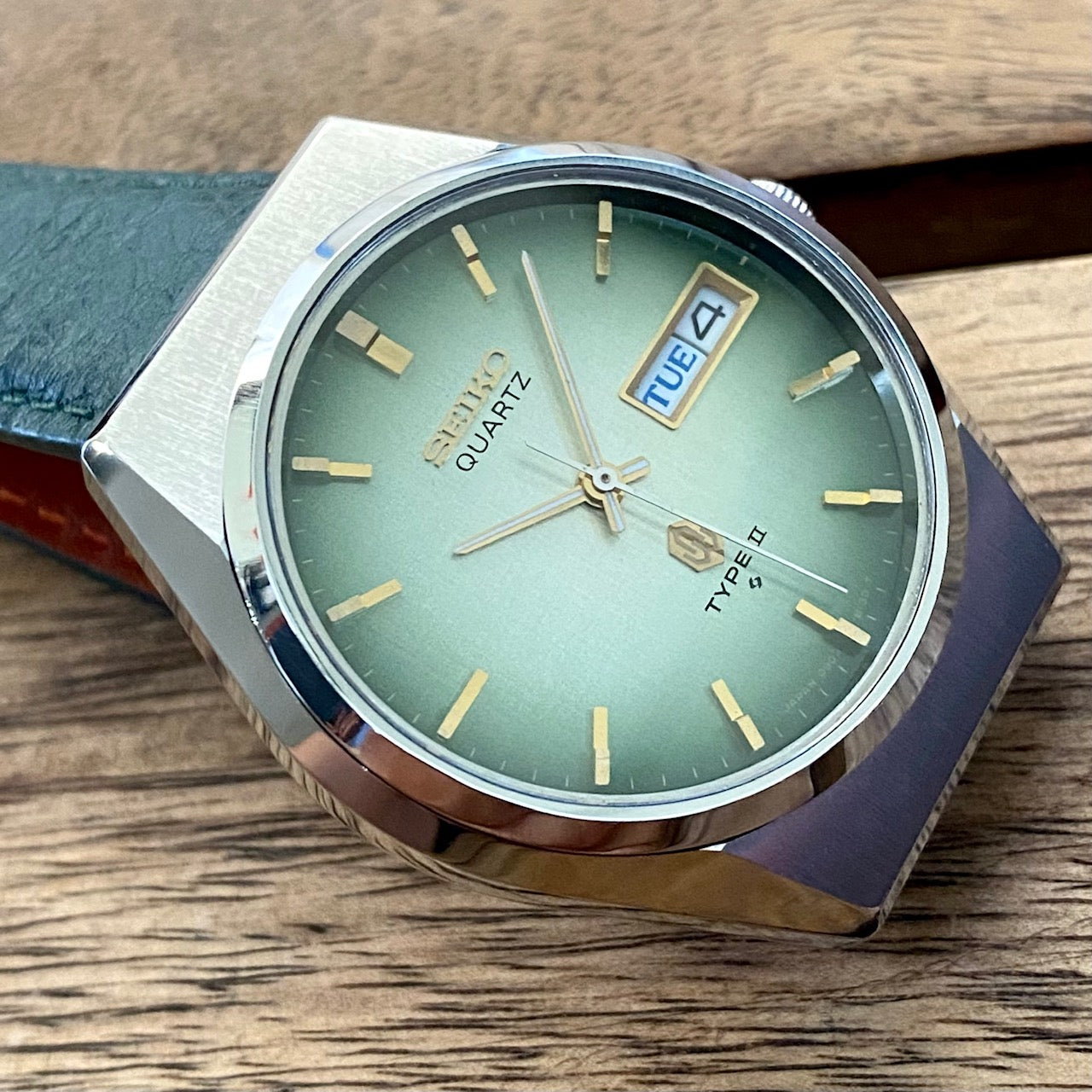Vintage Seiko Quartz 0903-8120 Type 2 Green Linen Dial, September 1979 UK VINTAGE WATCH LTD
