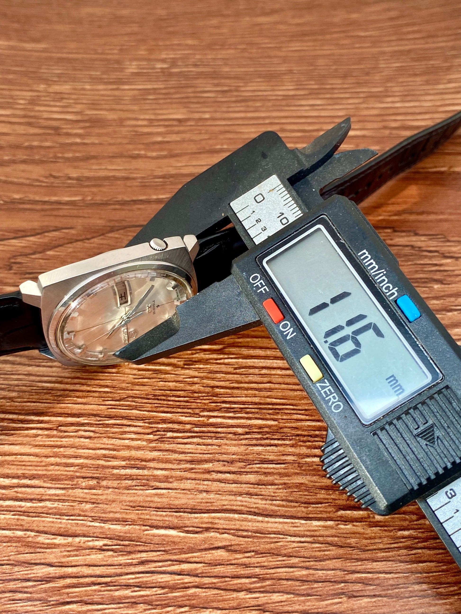 Seiko 5 DX 6106-6030 Cushion Case, SERVICED Auto, July 1968 Japanese Day UK VINTAGE WATCH LTD